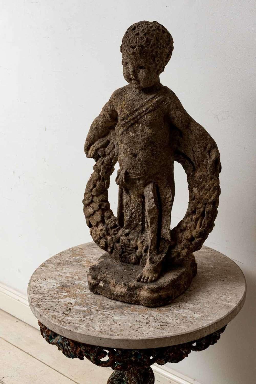Putti in pietra del XIX secolo che reggono una corona di fiori.
Grazioso e decorativo putti in pietra del XIX secolo, in piedi e circondati da una corona di foglie d'alloro.
Questo putti ha segni di usura e di danneggiamento, ma è pieno di charme, è