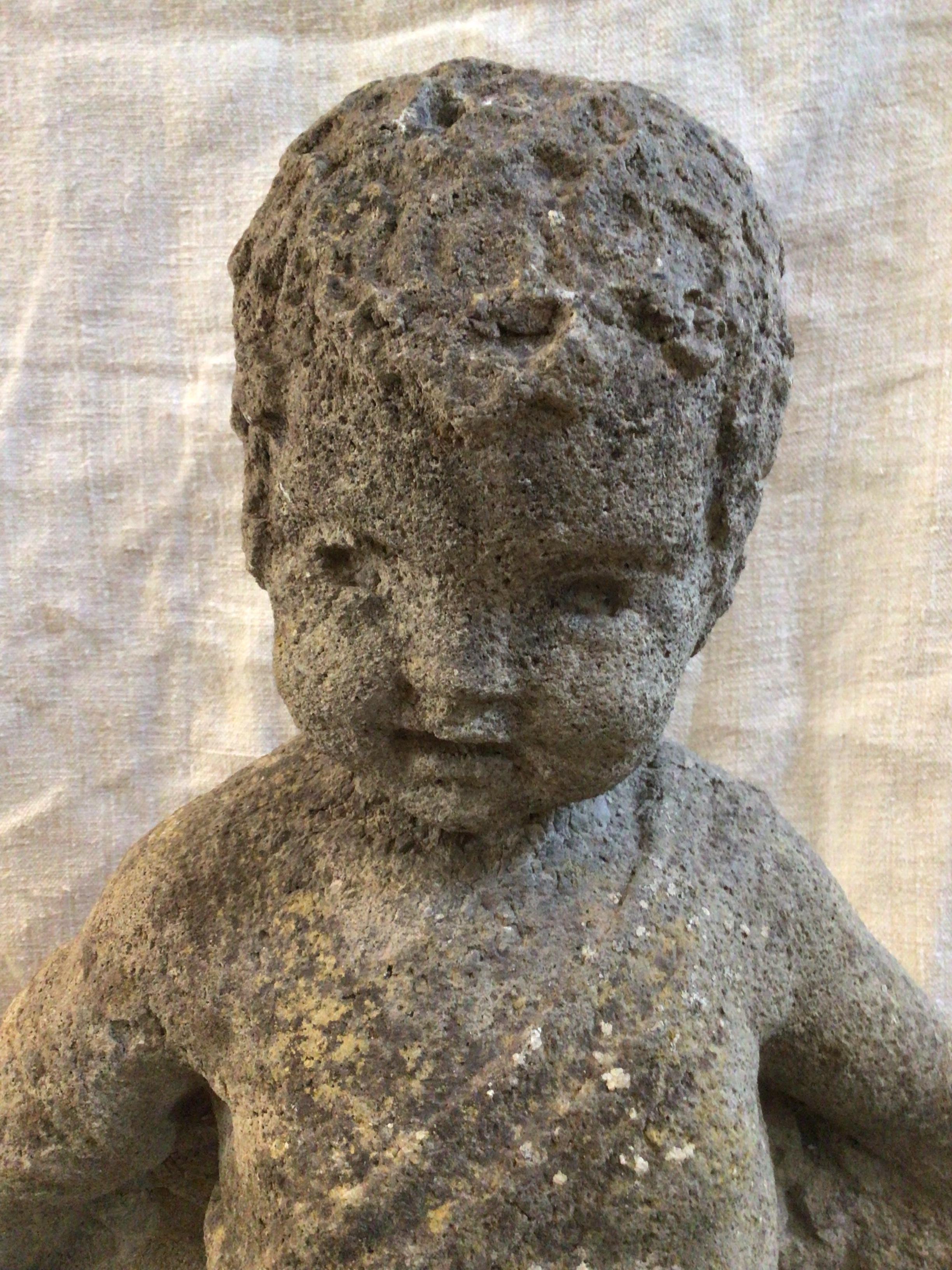 Altro Putti in pietra del XIX secolo con corona di fiori in vendita