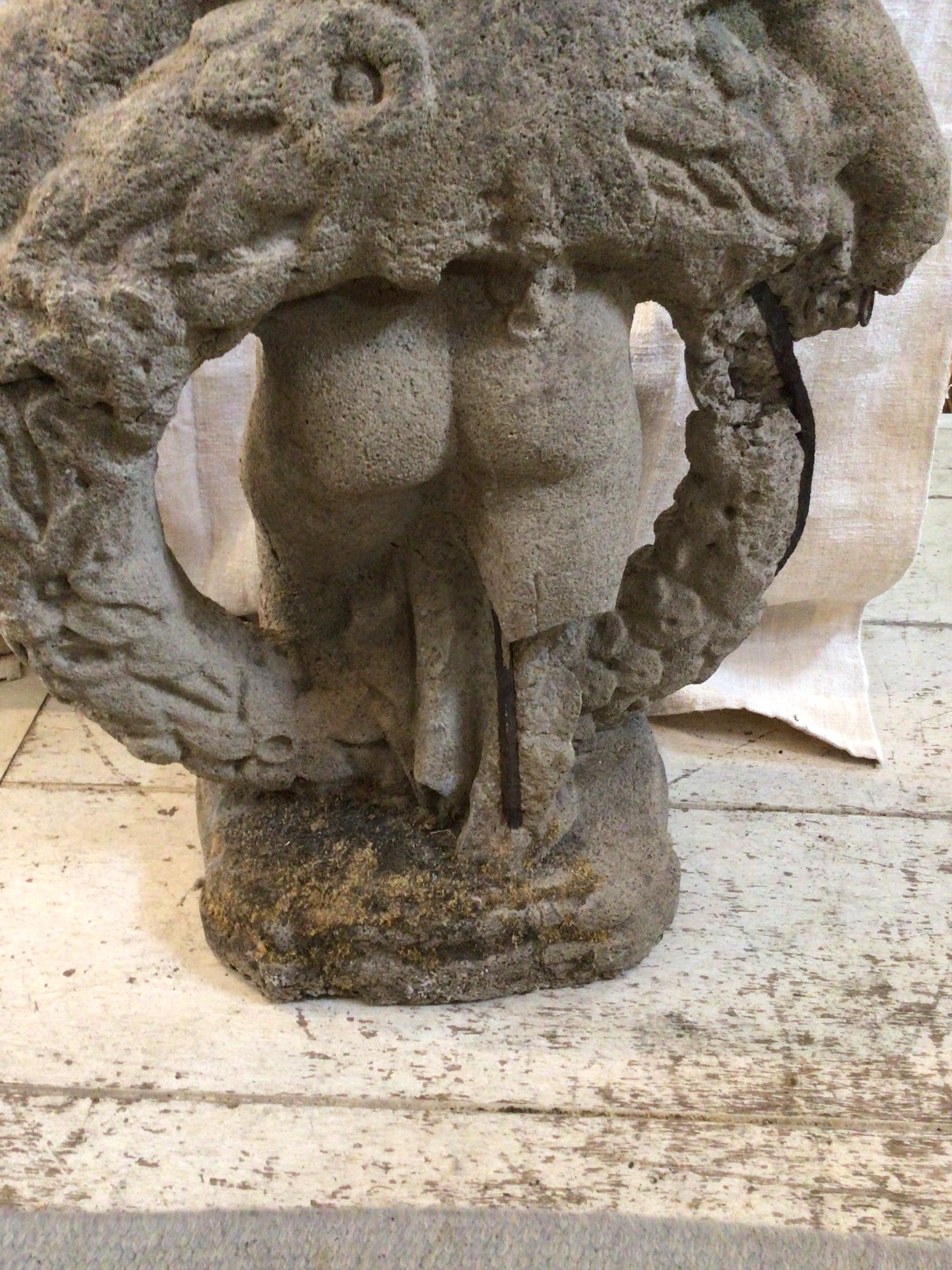 Metà XIX secolo Putti in pietra del XIX secolo con corona di fiori in vendita