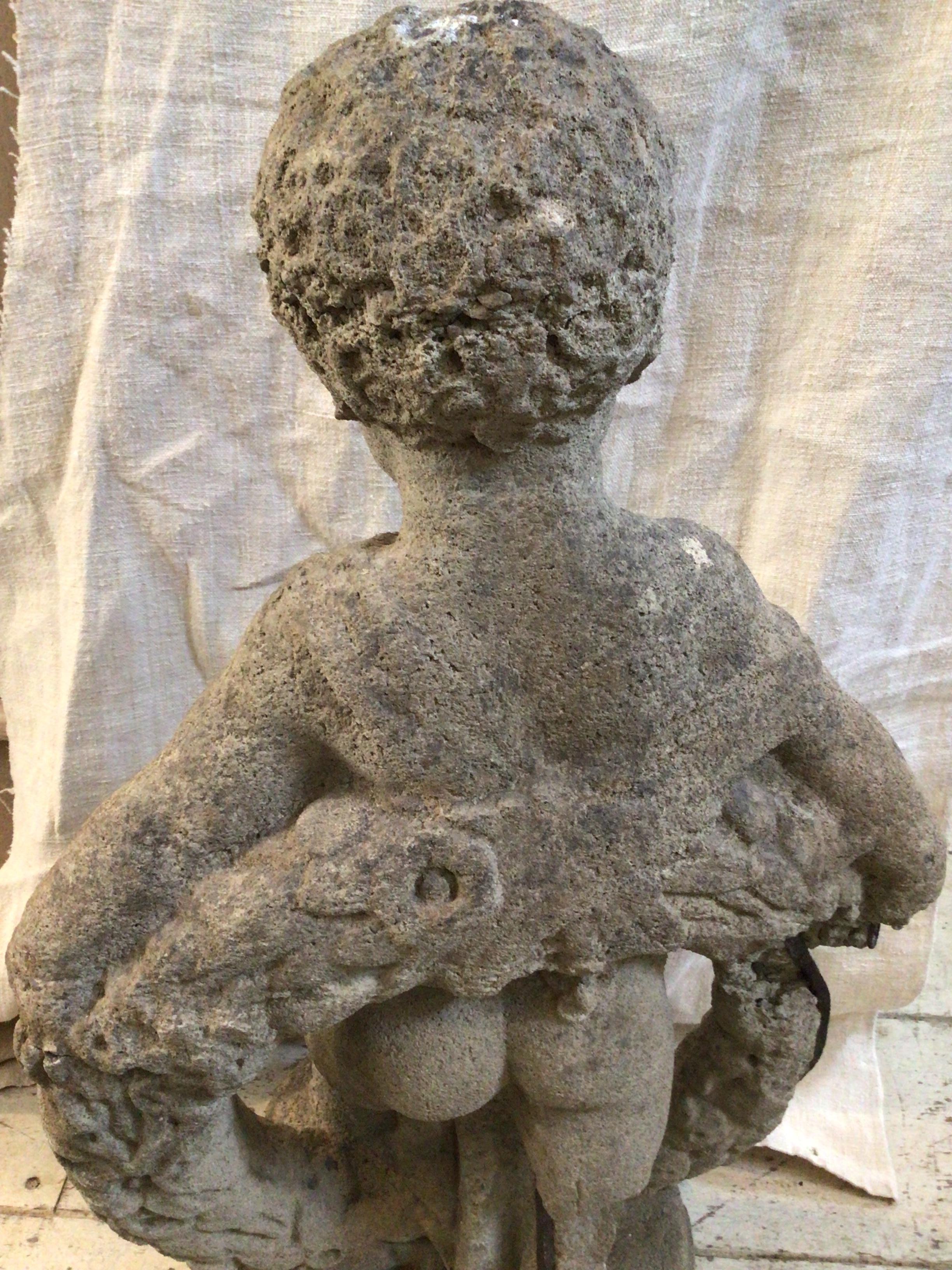 Pietra artificiale Putti in pietra del XIX secolo con corona di fiori in vendita