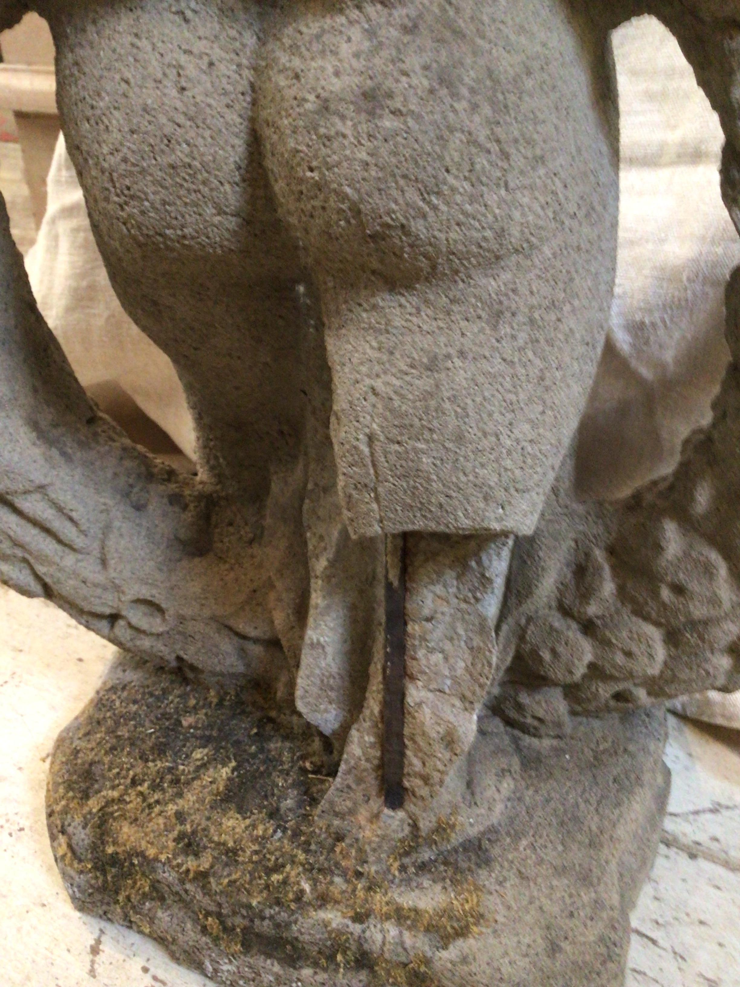 Putti in pietra del XIX secolo con corona di fiori in vendita 1