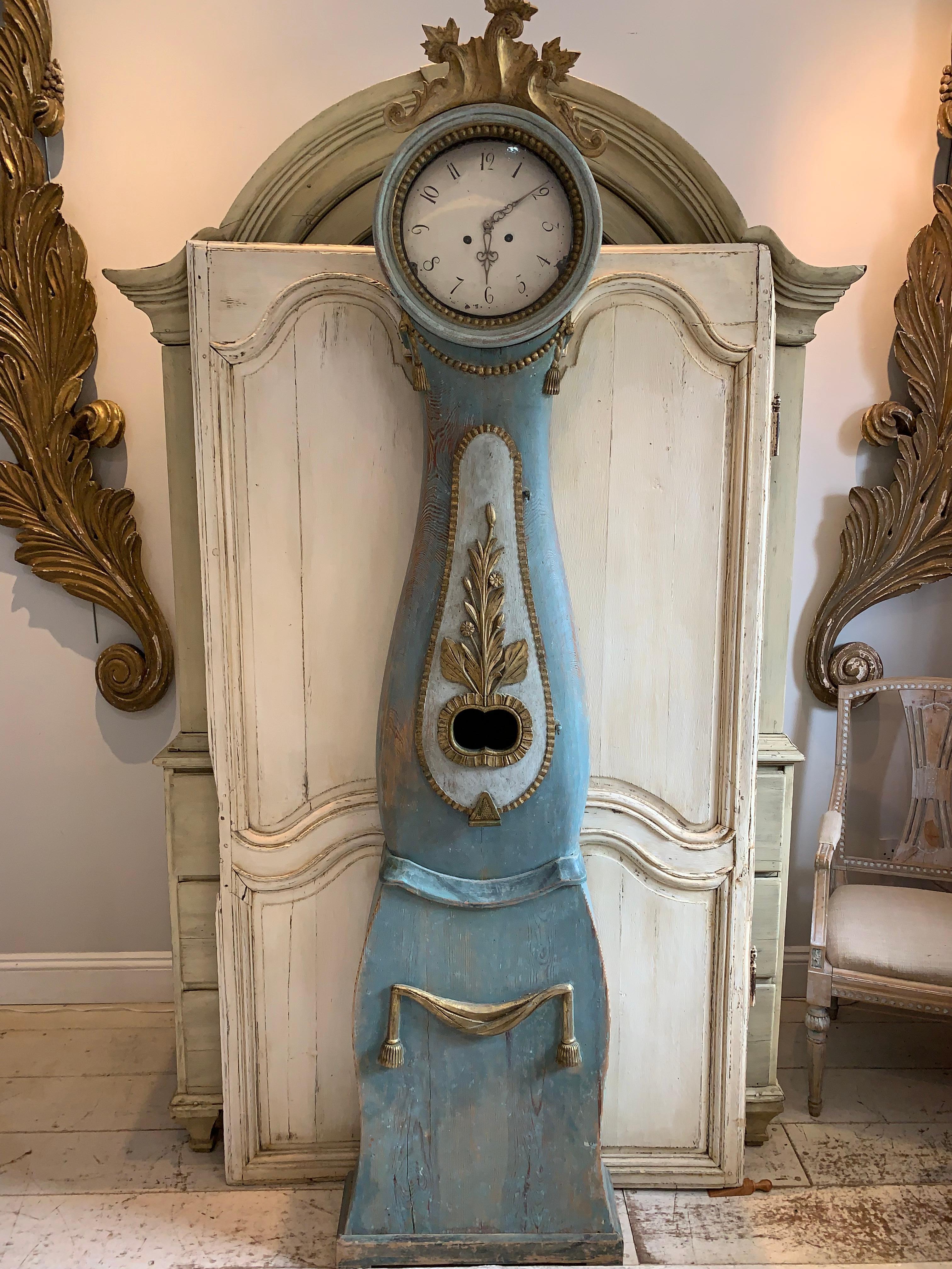 C19th Century Swedish long case clock with gilded decoration and original paint For Sale 3