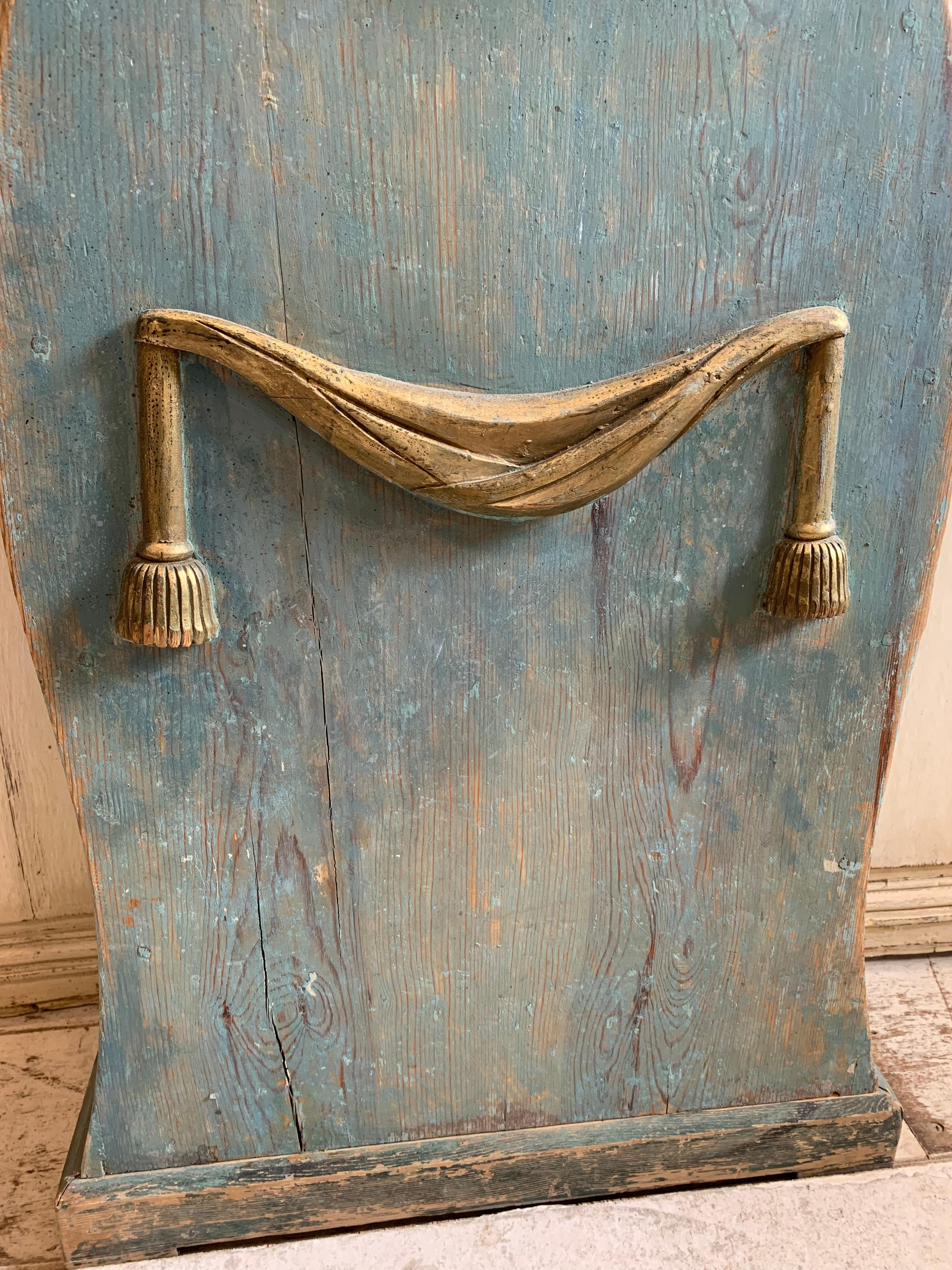 C19th Century Swedish long case clock with gilded decoration and original paint For Sale 5