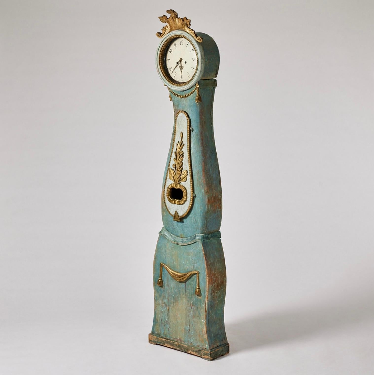 Wonderful early C19th Swedish long case clock from kougsta in the Jamtland region in an area of natural beauty of central Sweden.
The painted face is numbered simply and framed with gilded beading detail.
The body retains much of its wonderful