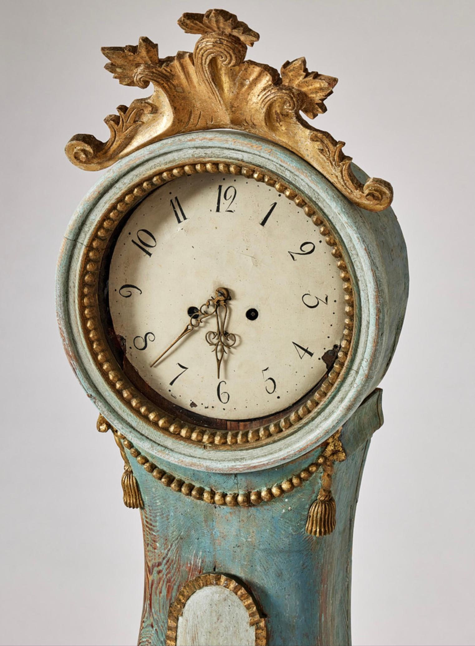 Gustavian C19th Century Swedish long case clock with gilded decoration and original paint For Sale