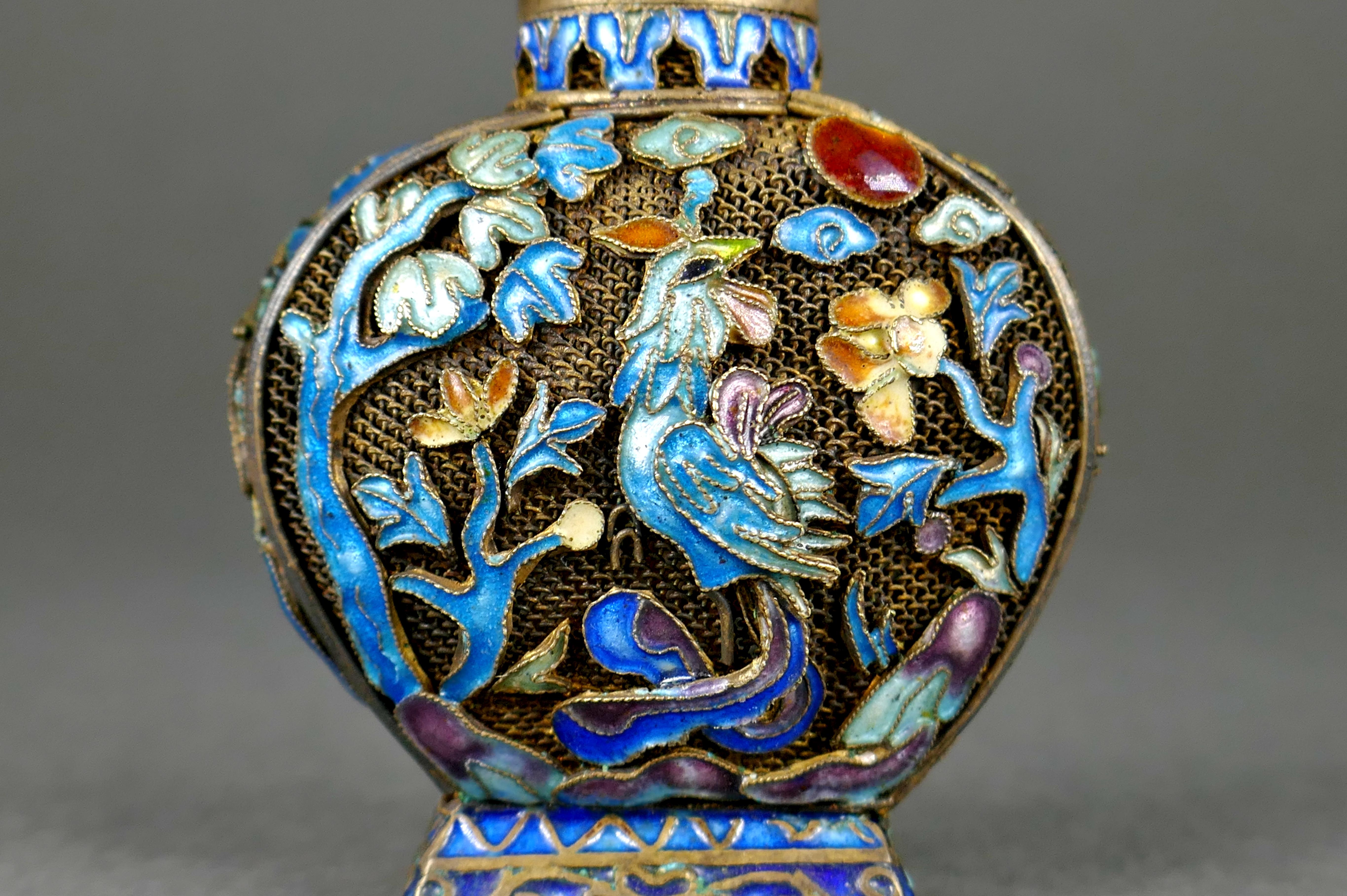 Qing Snuff cinese del 19° secolo in argento smaltato a forma di uccello della fenice, bottiglia di profumo per studiosi in vendita