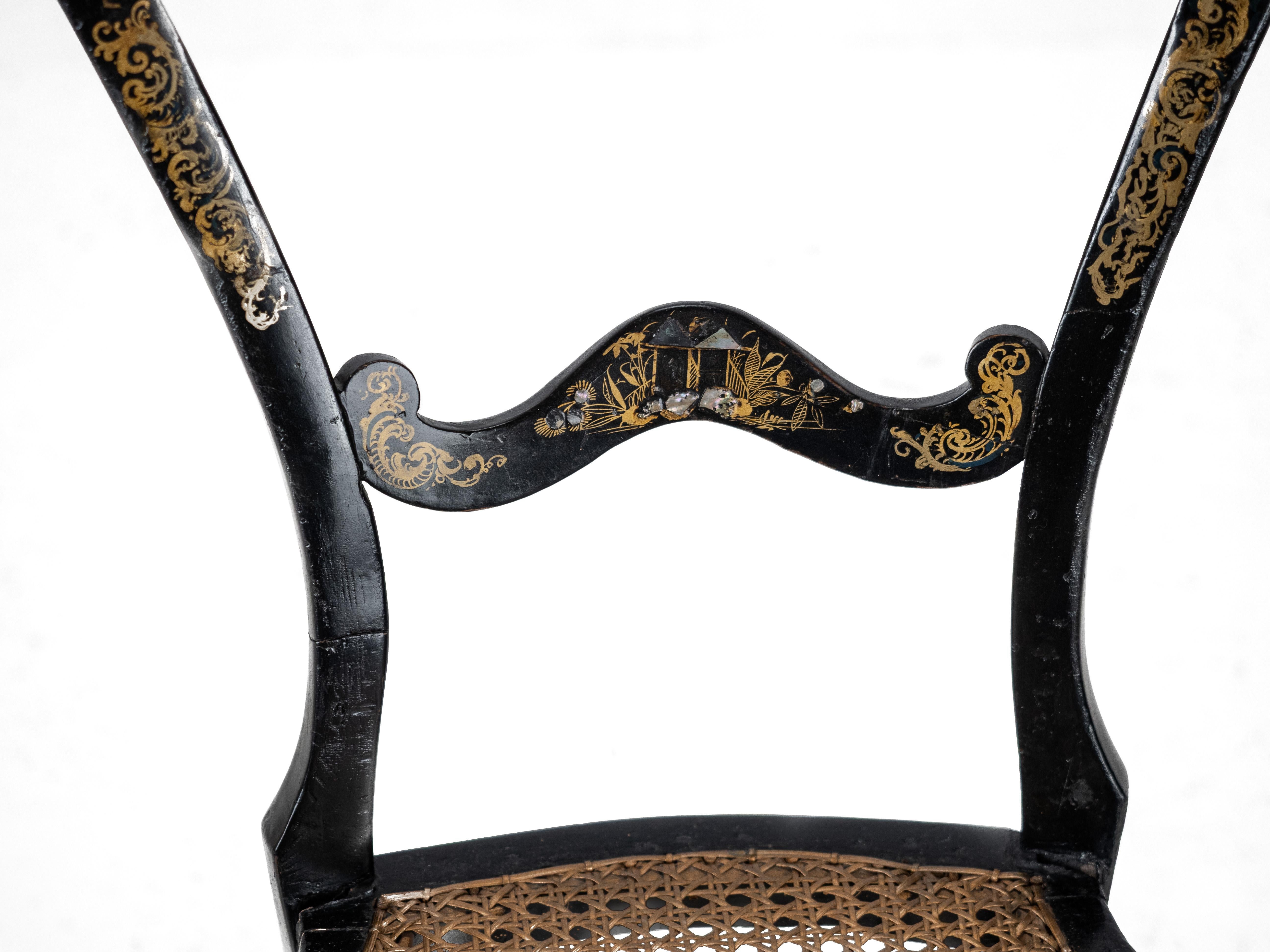 C.19. Ebonisierter Chinoiserie-Stuhl mit Perlmutt-Intarsien und paketvergoldetem Dekor im Angebot 4