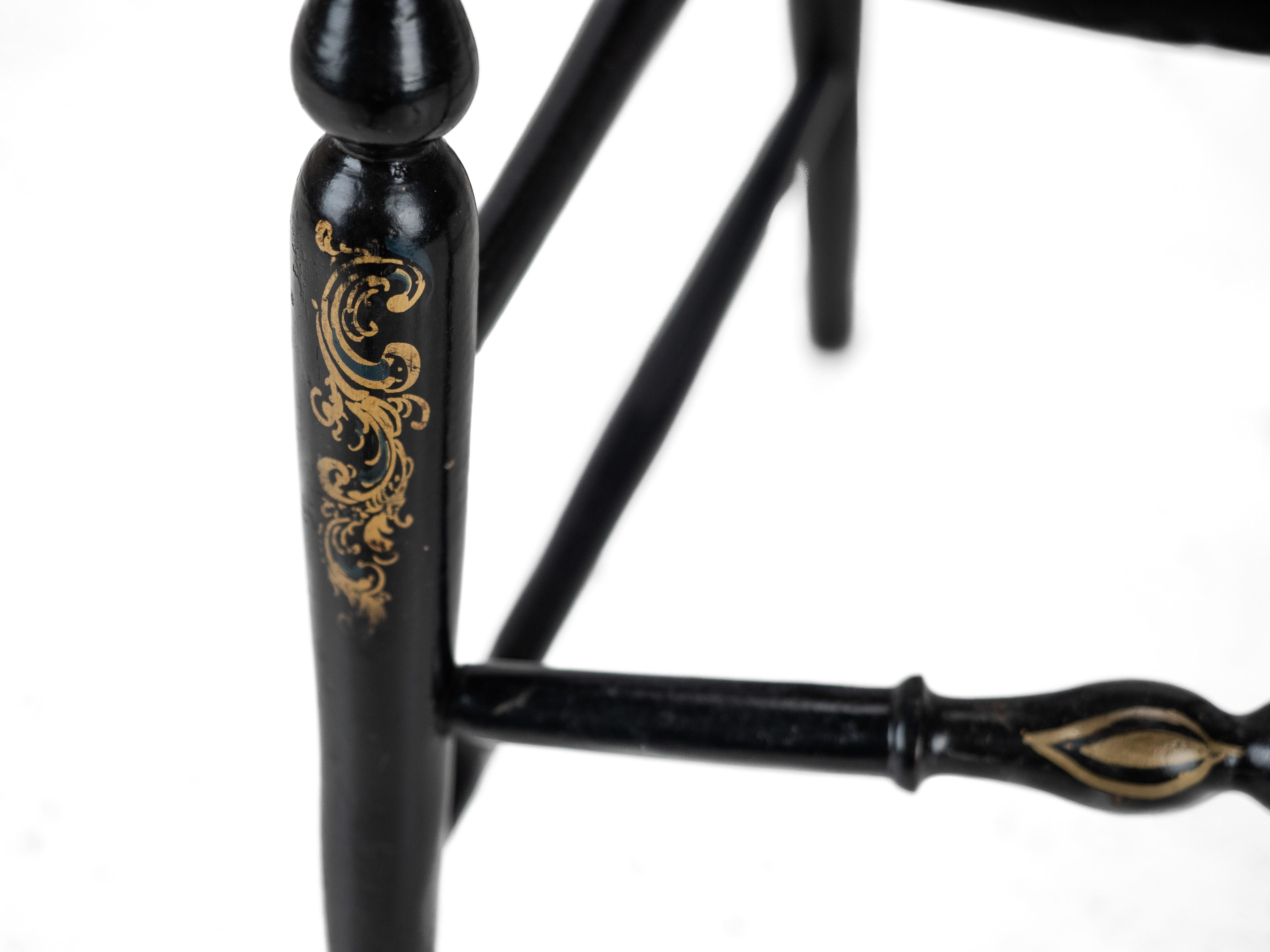 C.19. Ebonisierter Chinoiserie-Stuhl mit Perlmutt-Intarsien und paketvergoldetem Dekor im Angebot 6