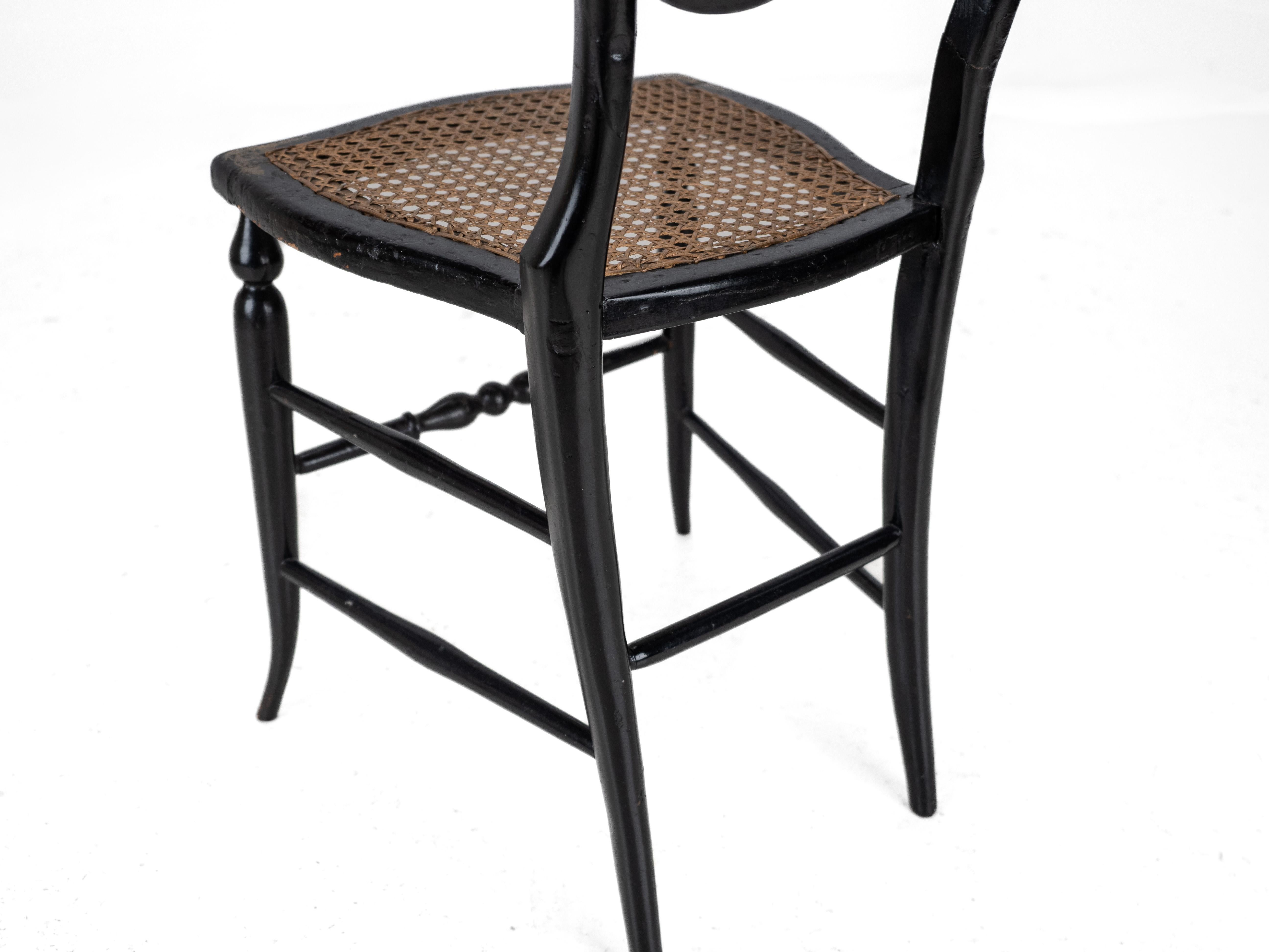 C.19. Ebonisierter Chinoiserie-Stuhl mit Perlmutt-Intarsien und paketvergoldetem Dekor im Angebot 12