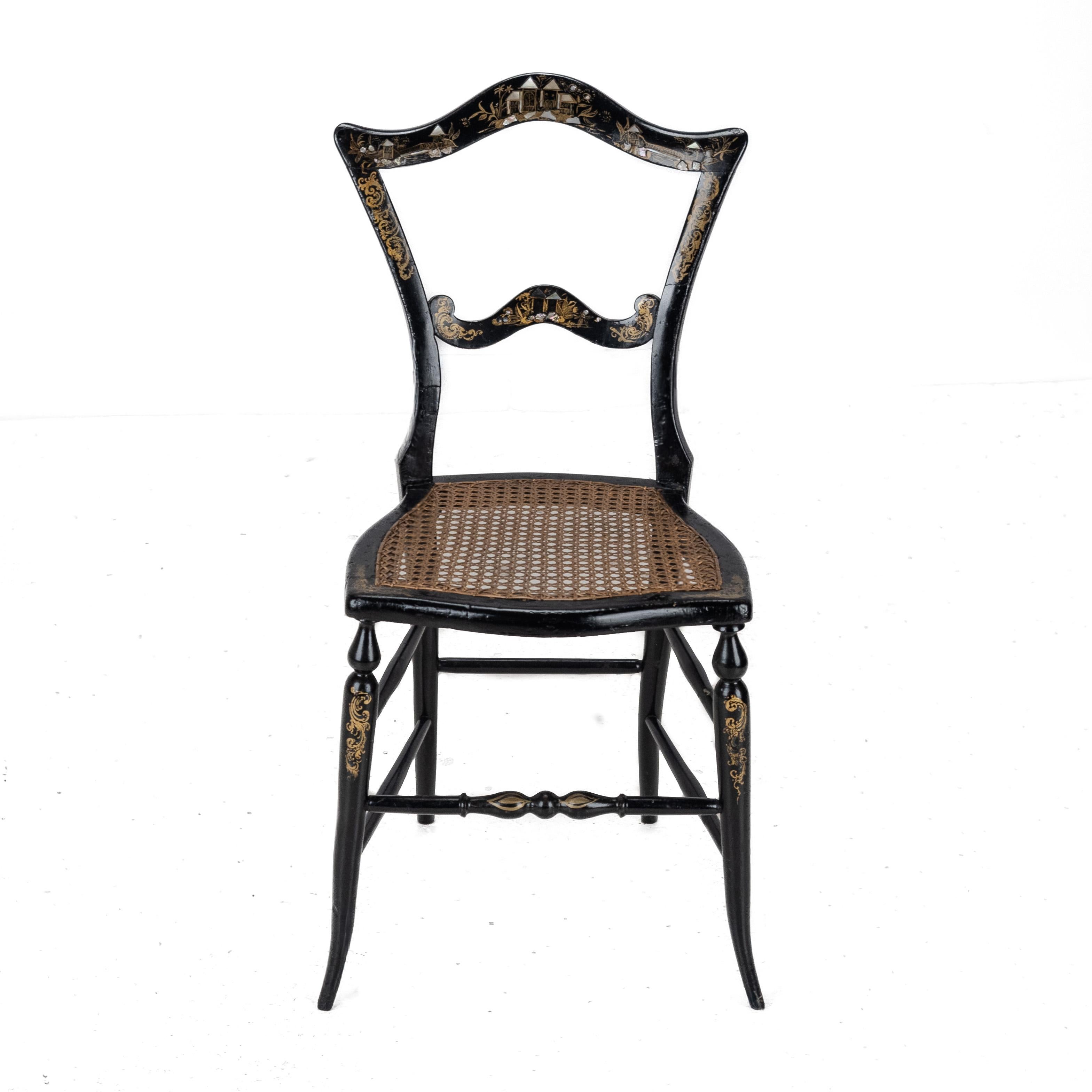 Ebonisierter Chinoiserie-Stuhl des 19. Jahrhunderts mit Canework-Sitz, Perlmutt-Intarsien und vergoldeter Parzellenverzierung

Ein reines Dekorationsstück! Ein wunderschön detaillierter ebonisierter Stuhl aus dem 19. Jahrhundert im Chinoiserie-Stil,