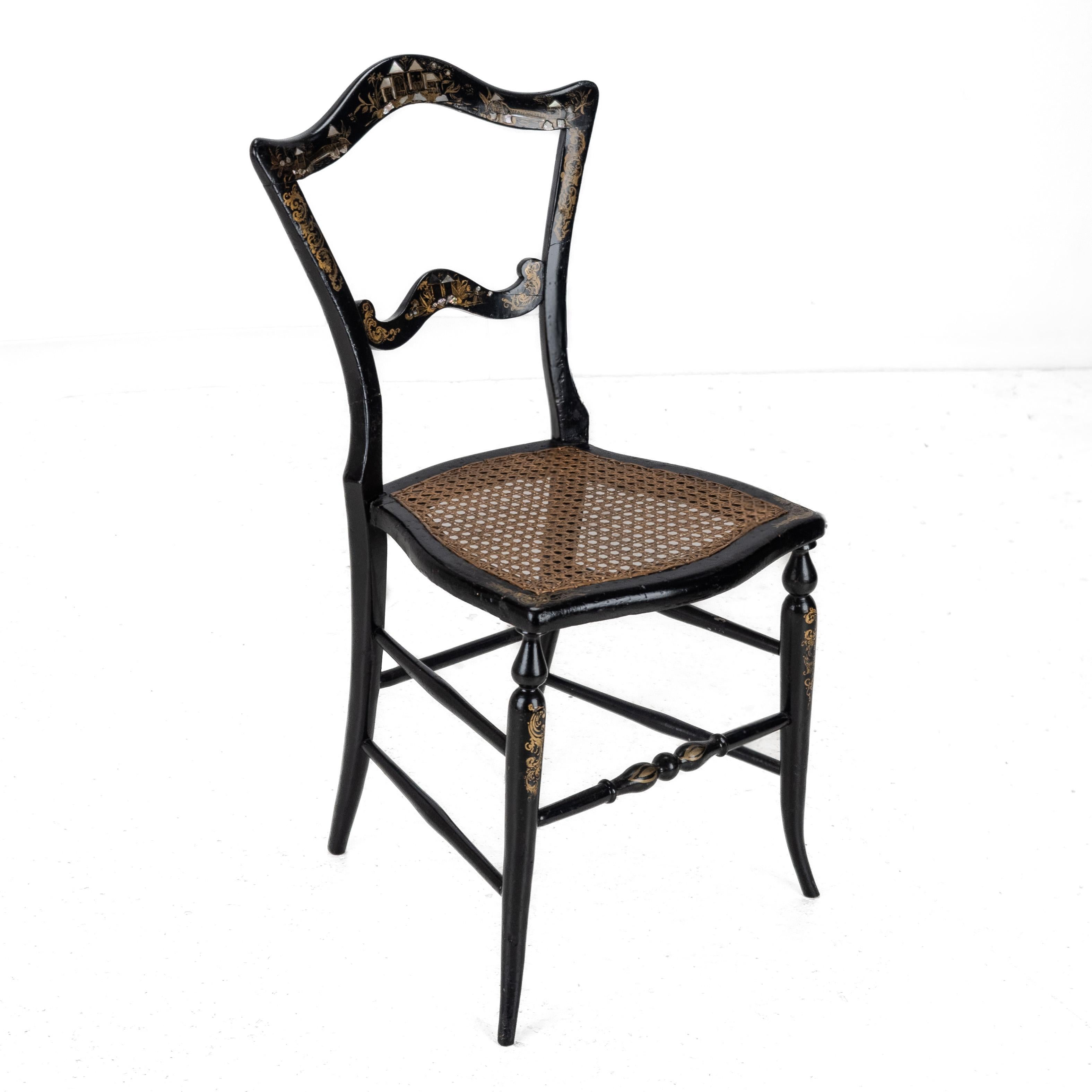 C.19. Ebonisierter Chinoiserie-Stuhl mit Perlmutt-Intarsien und paketvergoldetem Dekor (Englisch) im Angebot