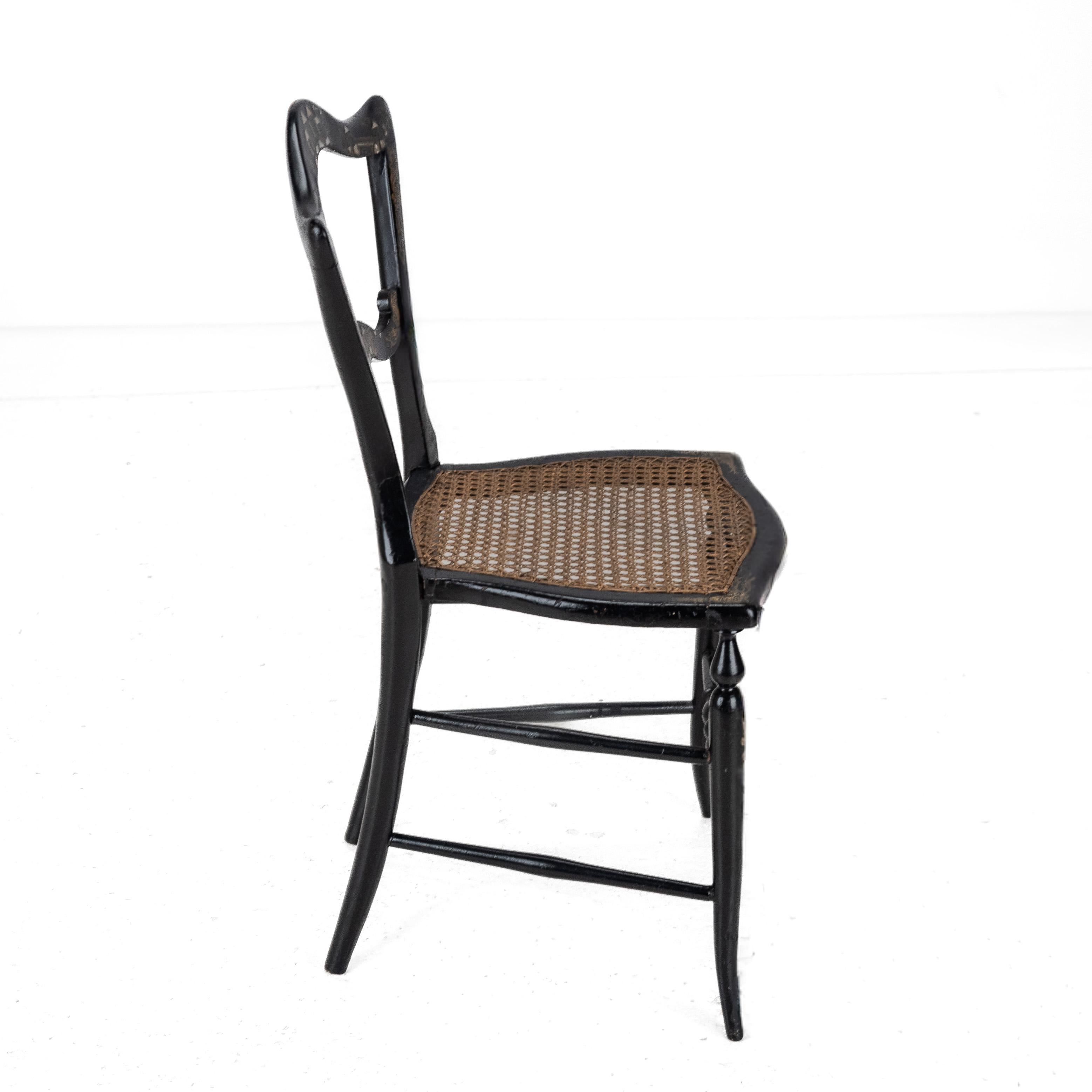 C.19. Ebonisierter Chinoiserie-Stuhl mit Perlmutt-Intarsien und paketvergoldetem Dekor (Vergoldet) im Angebot