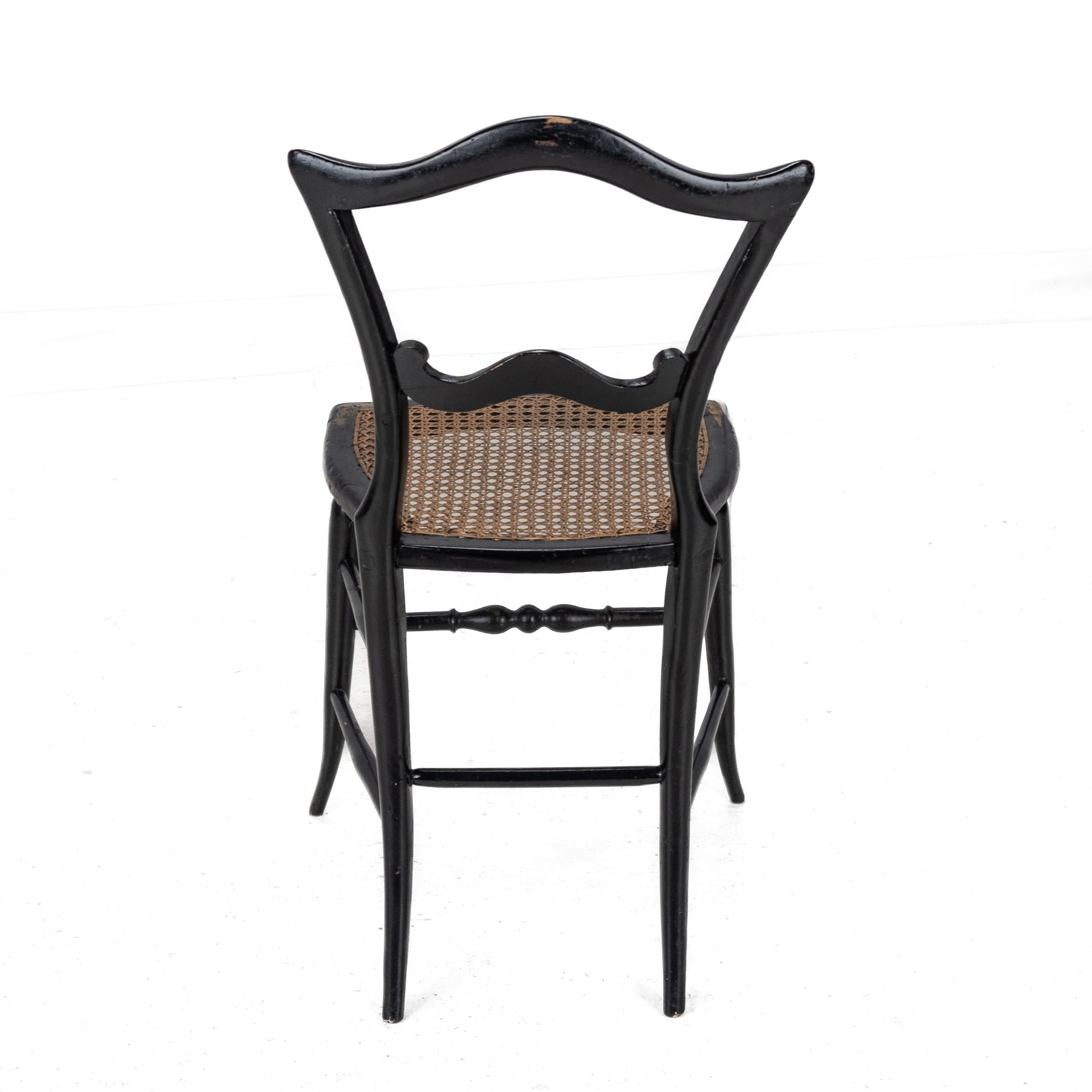 C.19. Ebonisierter Chinoiserie-Stuhl mit Perlmutt-Intarsien und paketvergoldetem Dekor im Zustand „Starke Gebrauchsspuren“ im Angebot in Leeds, GB