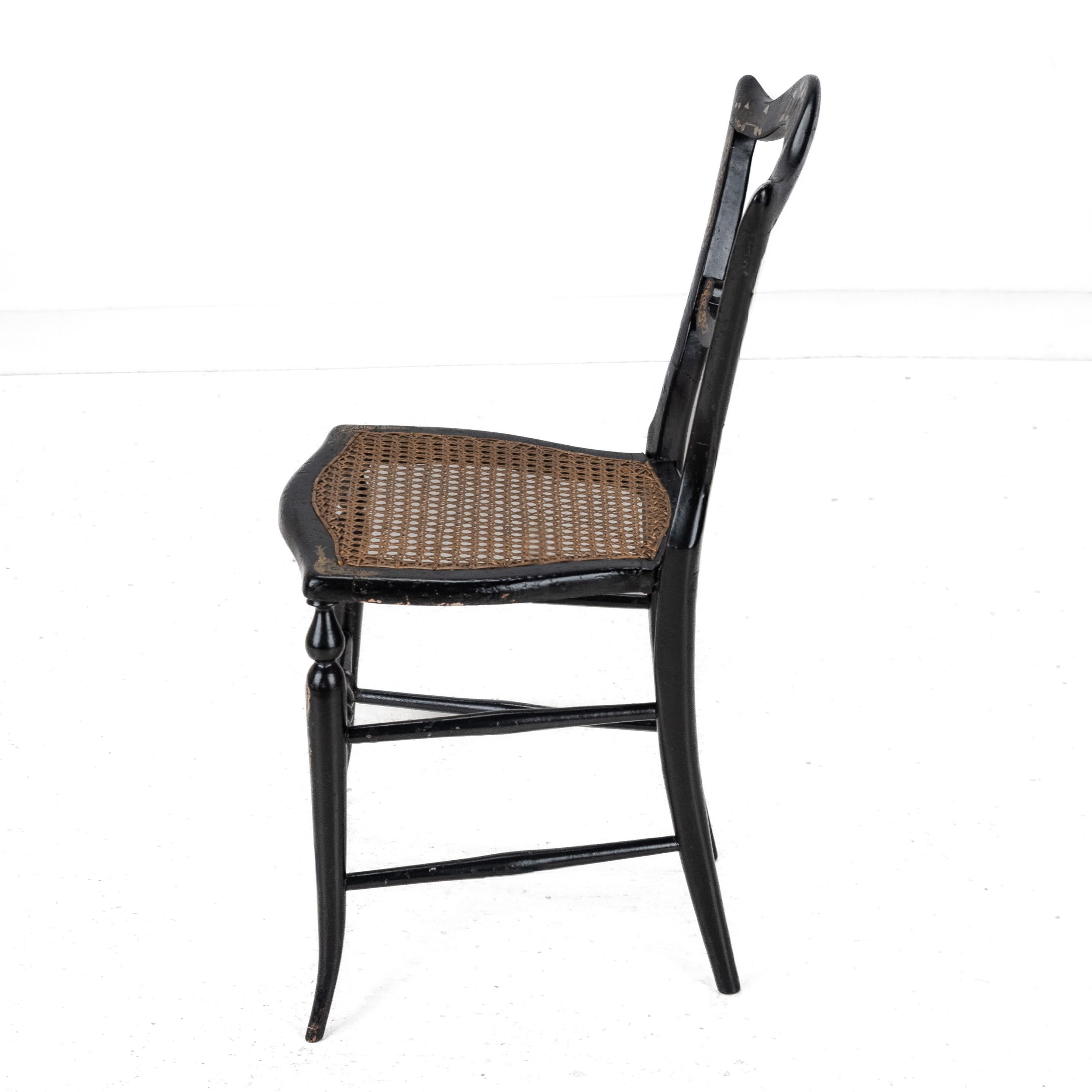 C.19. Ebonisierter Chinoiserie-Stuhl mit Perlmutt-Intarsien und paketvergoldetem Dekor (19. Jahrhundert) im Angebot