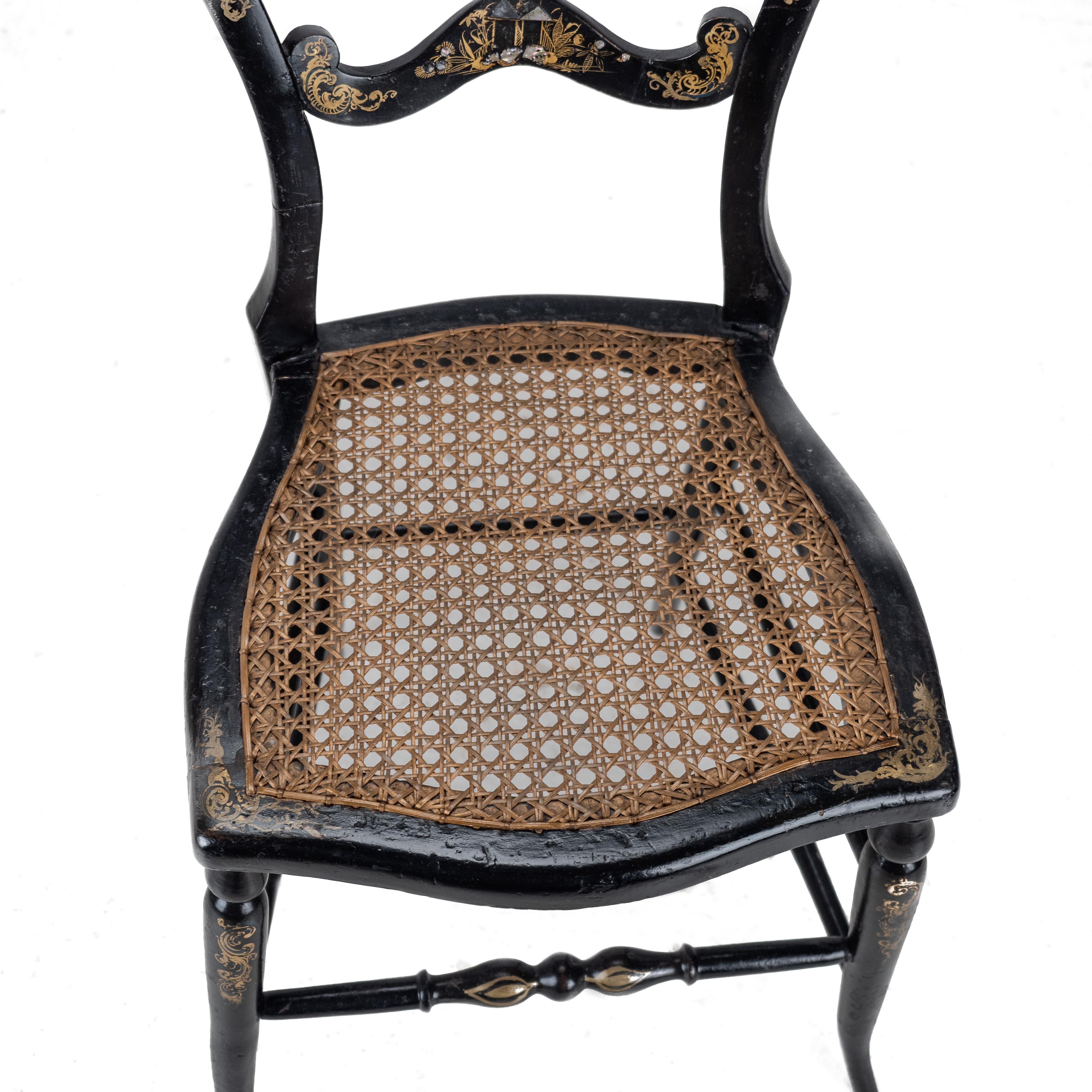 C.19. Ebonisierter Chinoiserie-Stuhl mit Perlmutt-Intarsien und paketvergoldetem Dekor im Angebot 1