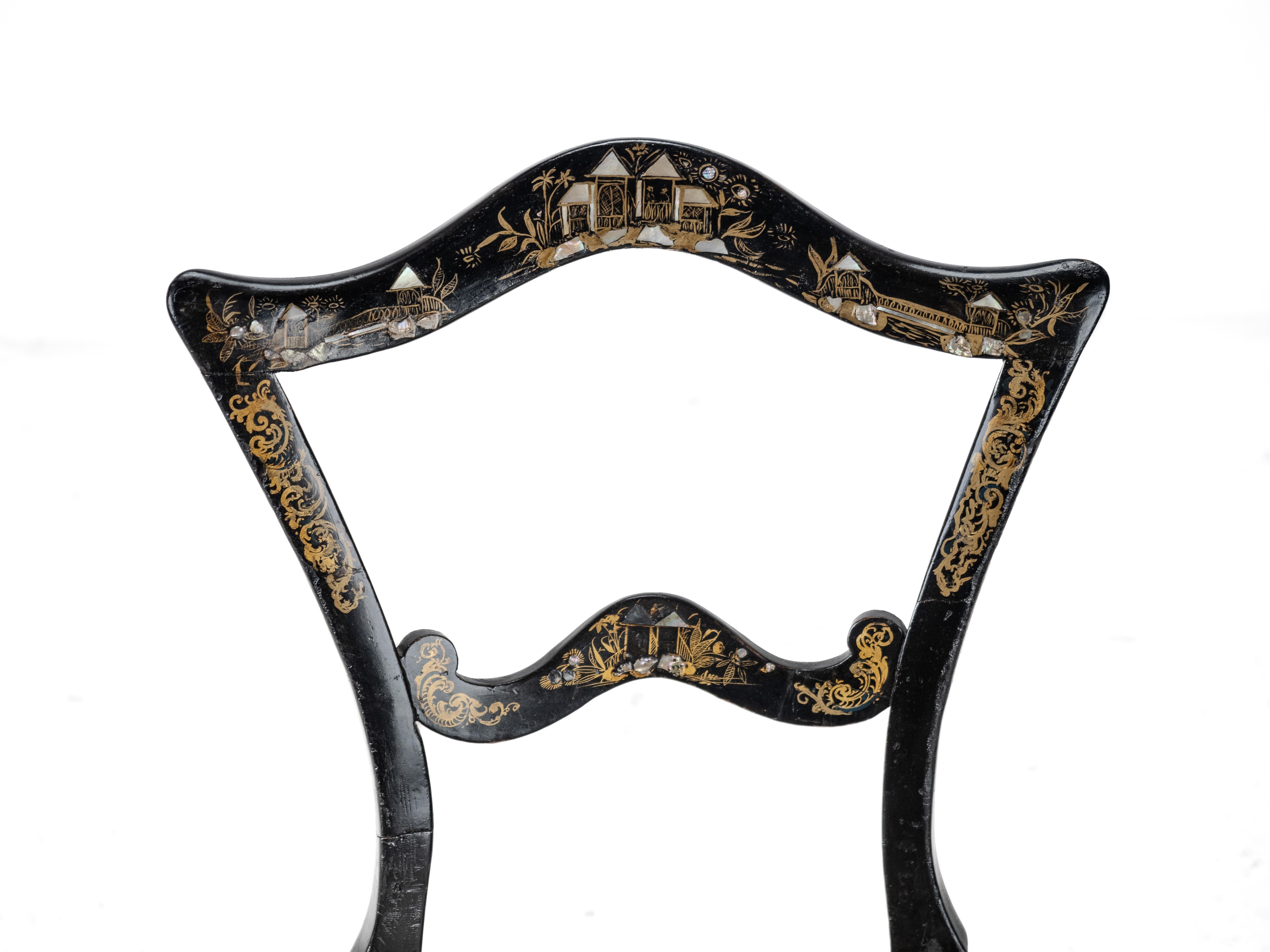 C.19. Ebonisierter Chinoiserie-Stuhl mit Perlmutt-Intarsien und paketvergoldetem Dekor im Angebot 2