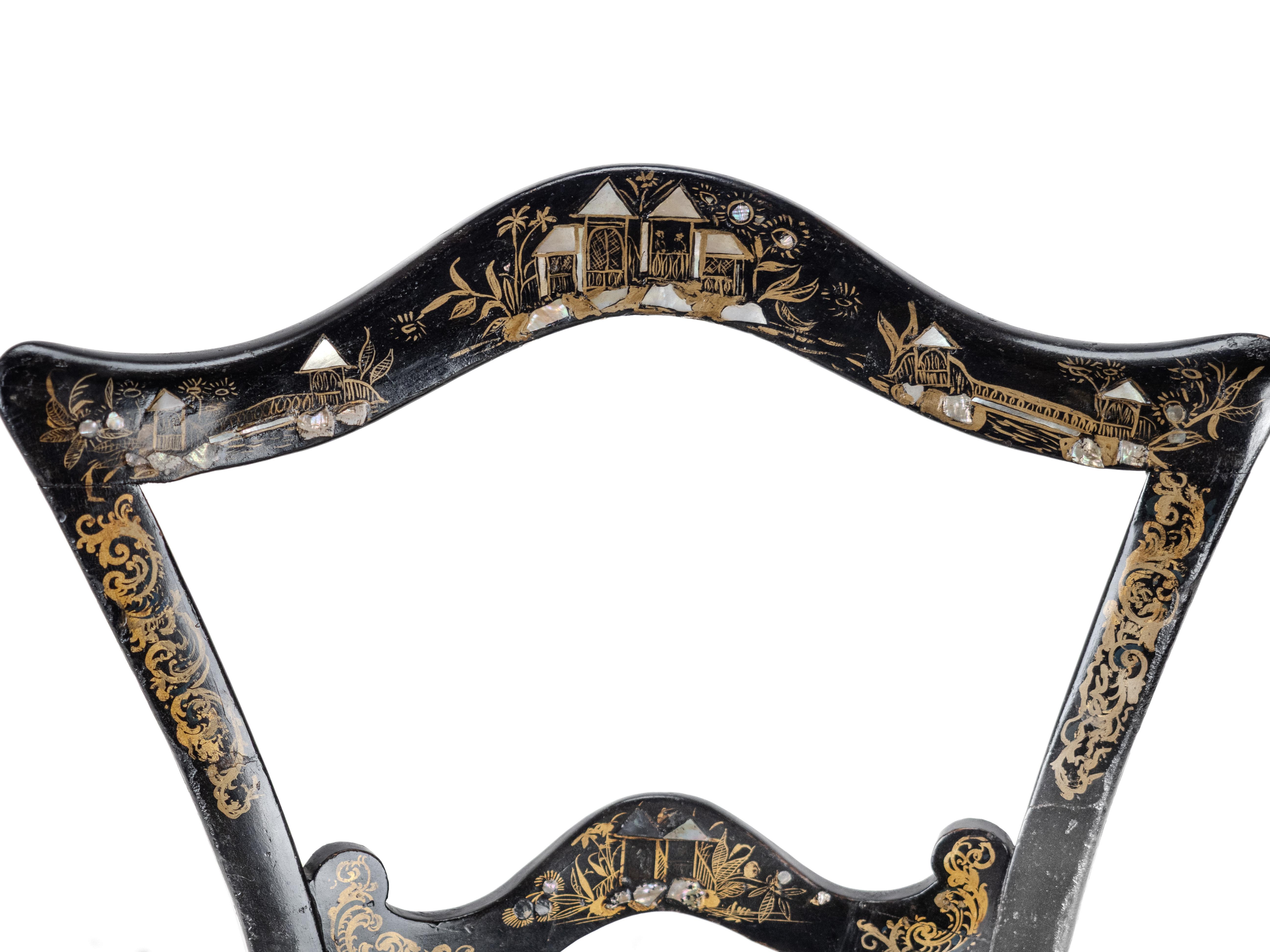C.19. Ebonisierter Chinoiserie-Stuhl mit Perlmutt-Intarsien und paketvergoldetem Dekor im Angebot 3