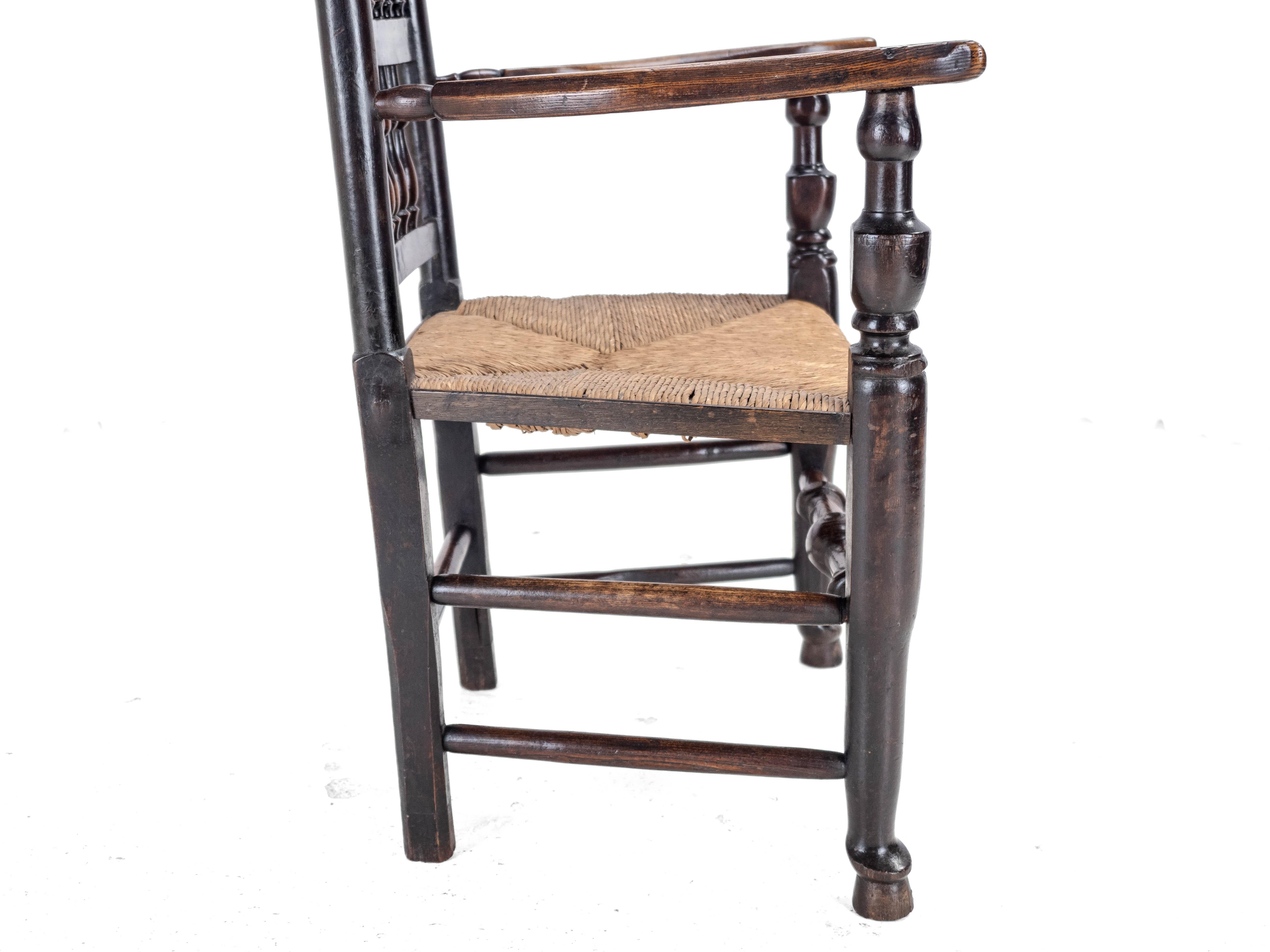 C.19 Olmo y Fresno Lancashire Asiento de junco Silla de codo de campo Sillón de tallista en venta 6