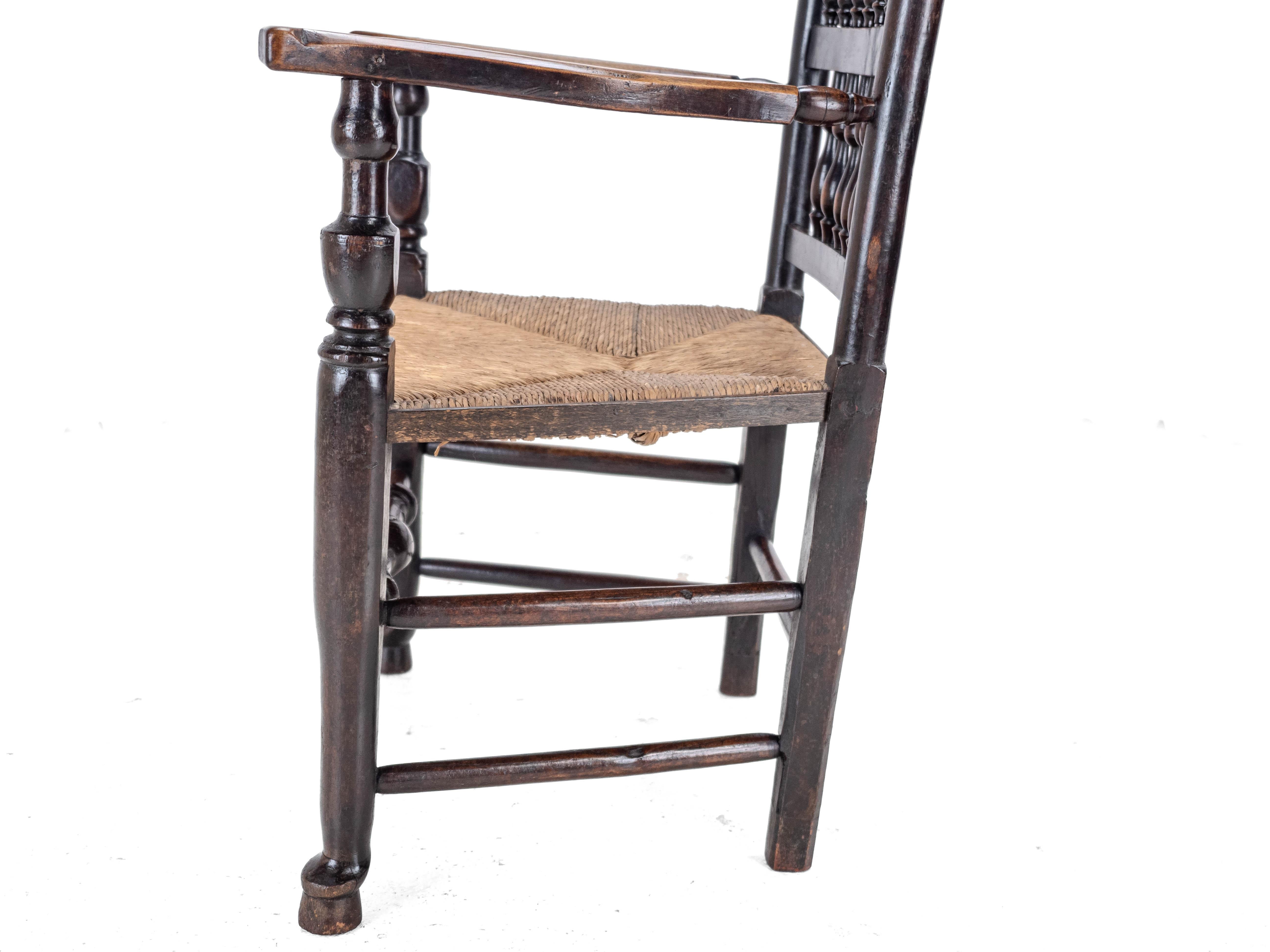 C.19 Olmo y Fresno Lancashire Asiento de junco Silla de codo de campo Sillón de tallista en venta 7