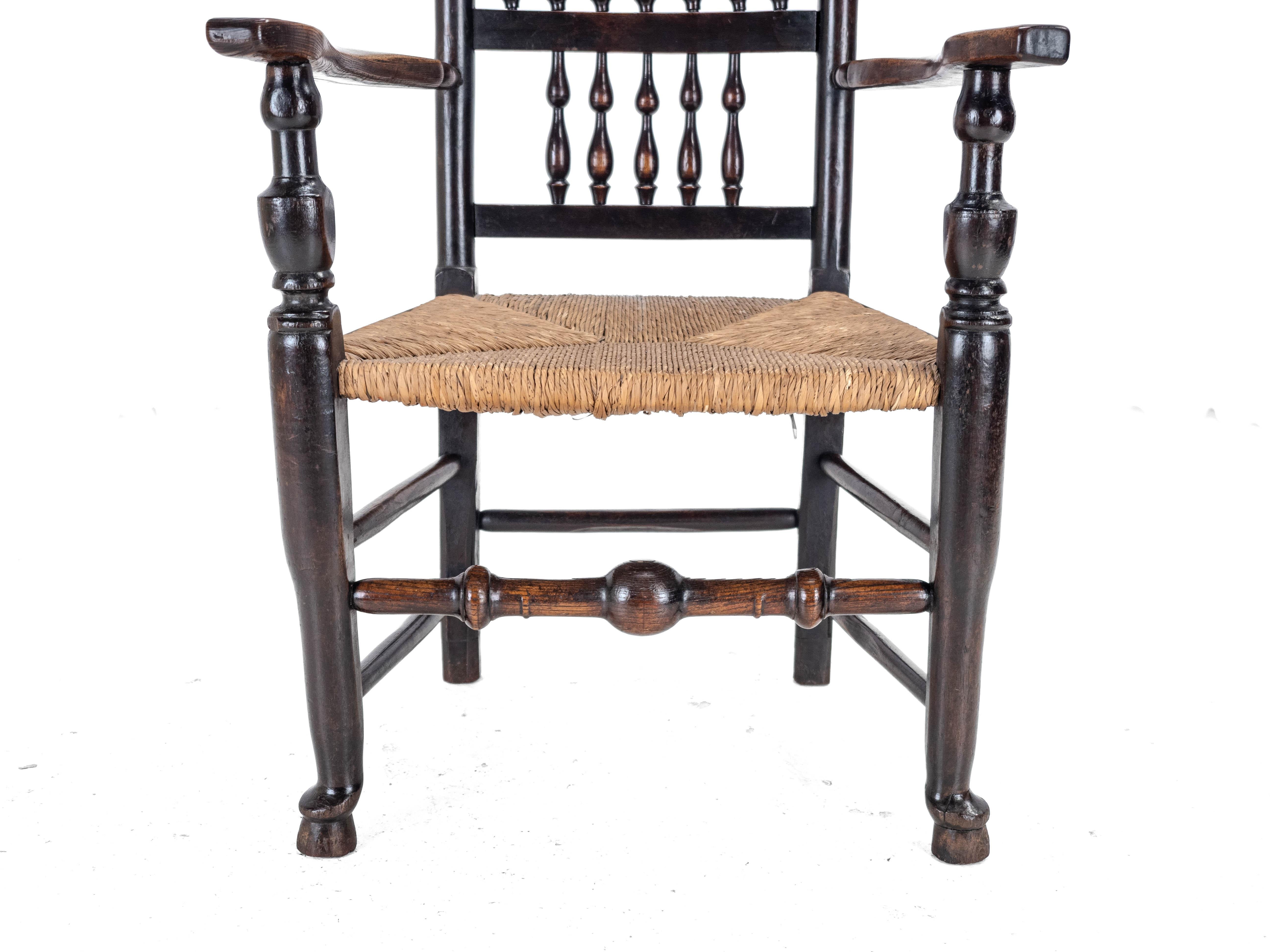 C.19 Olmo y Fresno Lancashire Asiento de junco Silla de codo de campo Sillón de tallista en venta 8