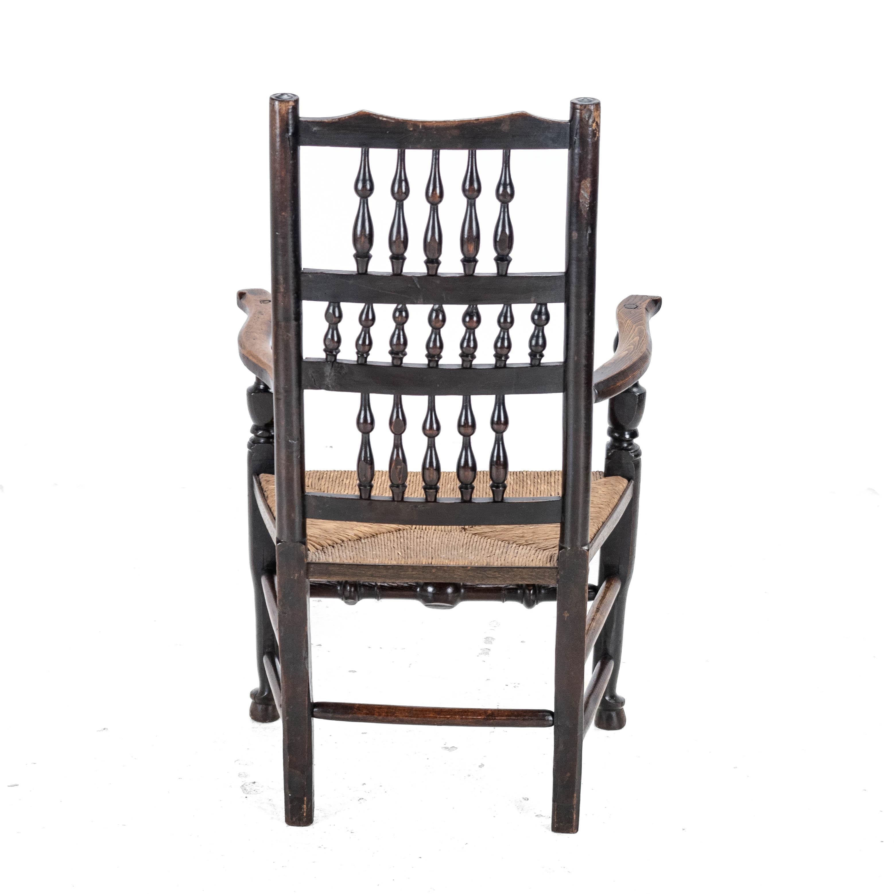 C.19 Olmo y Fresno Lancashire Asiento de junco Silla de codo de campo Sillón de tallista siglo XIX en venta