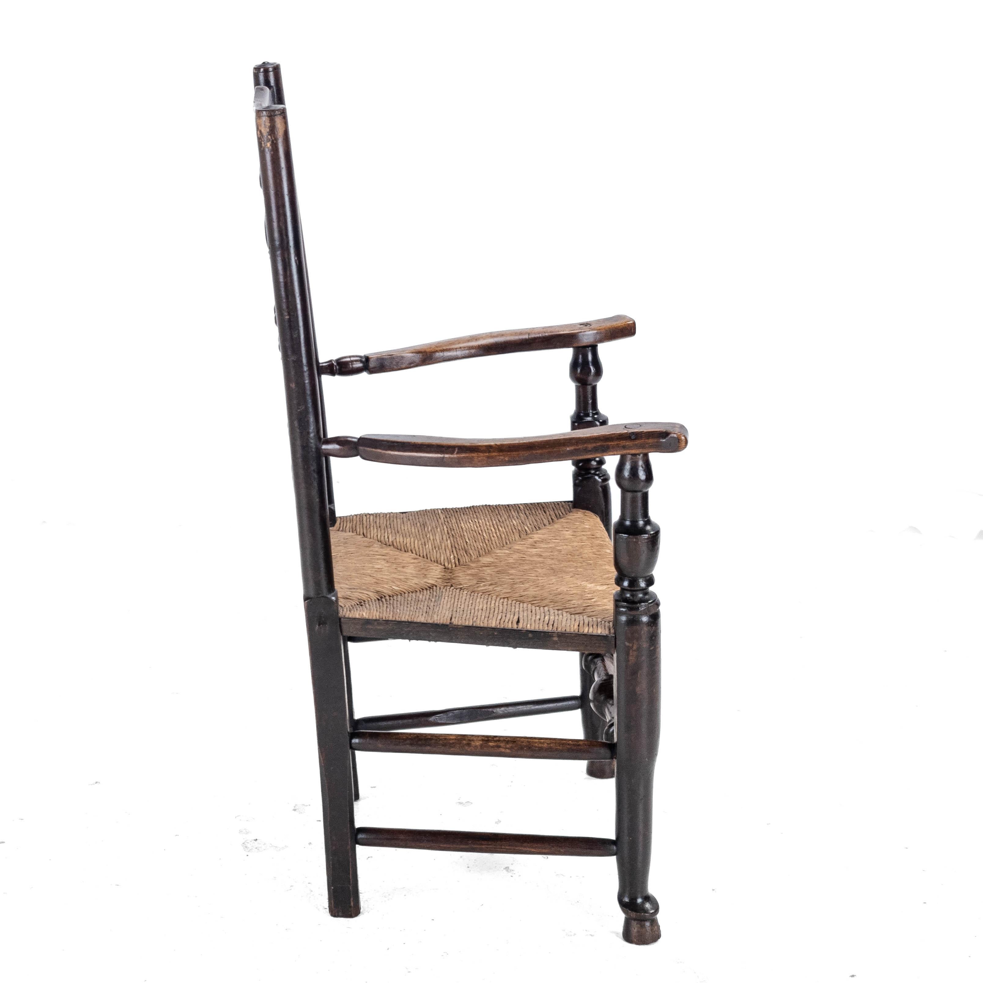 C.19 Olmo y Fresno Lancashire Asiento de junco Silla de codo de campo Sillón de tallista Rush en venta