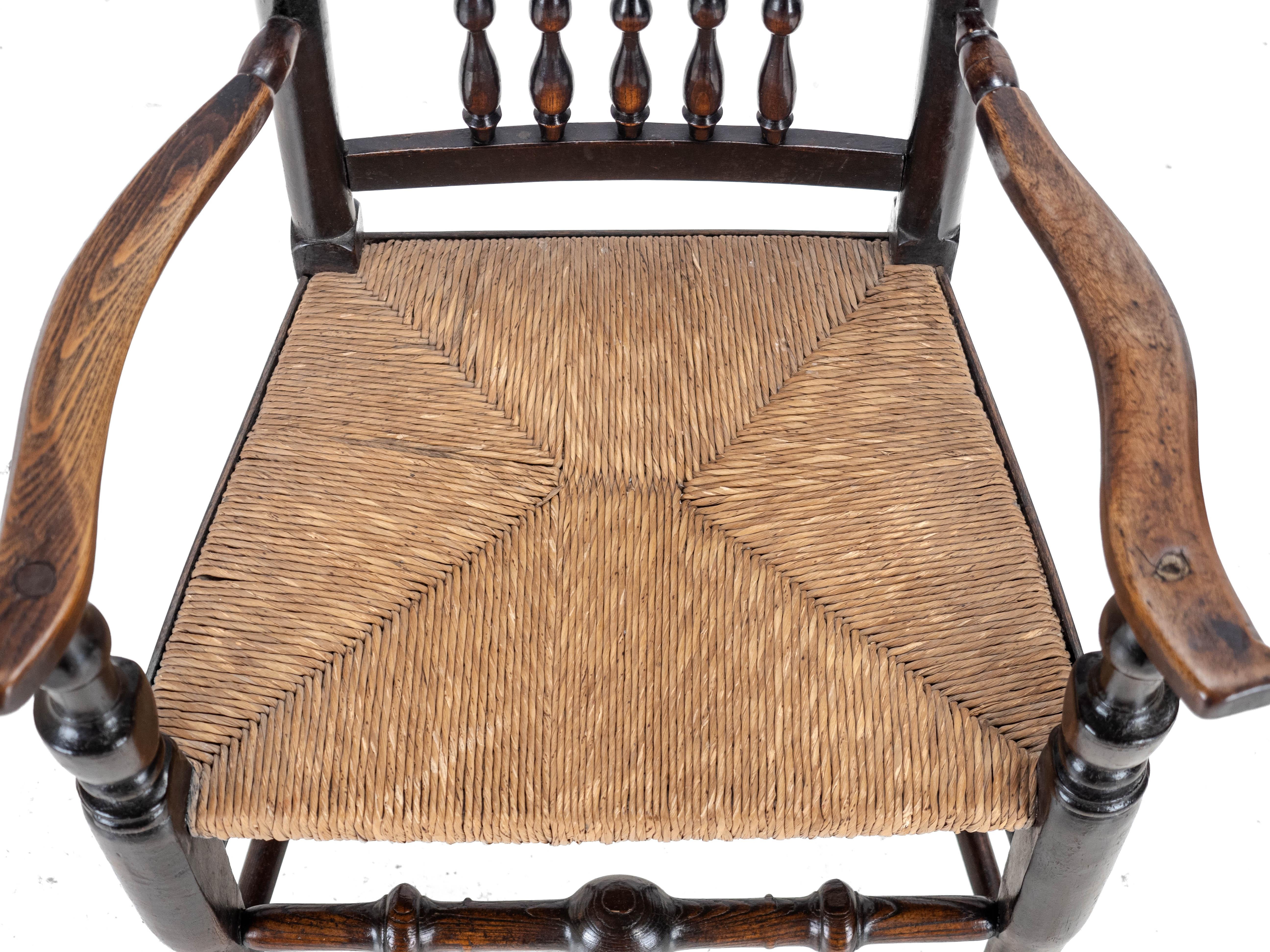 C.19 Olmo y Fresno Lancashire Asiento de junco Silla de codo de campo Sillón de tallista en venta 1