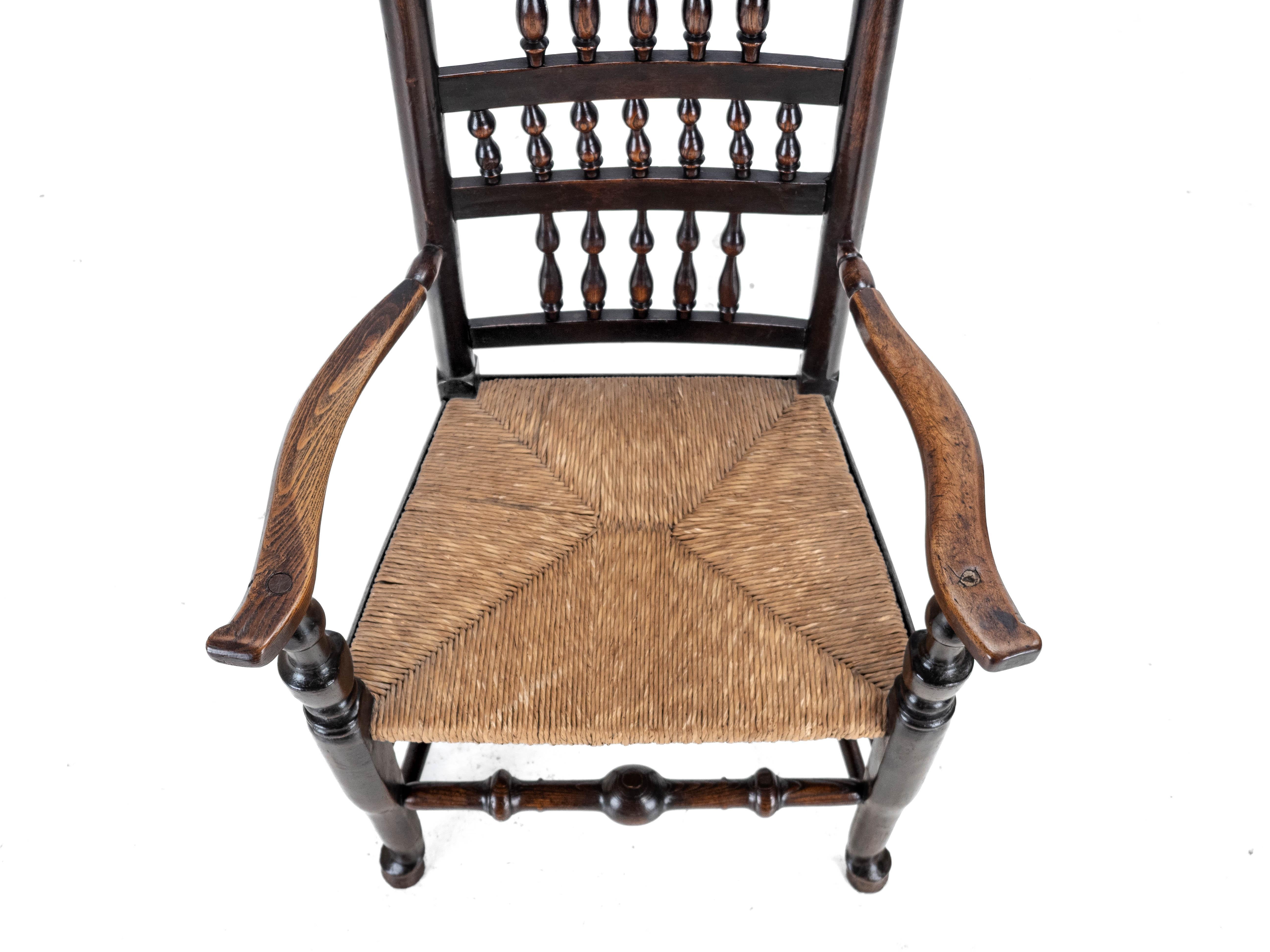 C.19 Olmo y Fresno Lancashire Asiento de junco Silla de codo de campo Sillón de tallista en venta 2