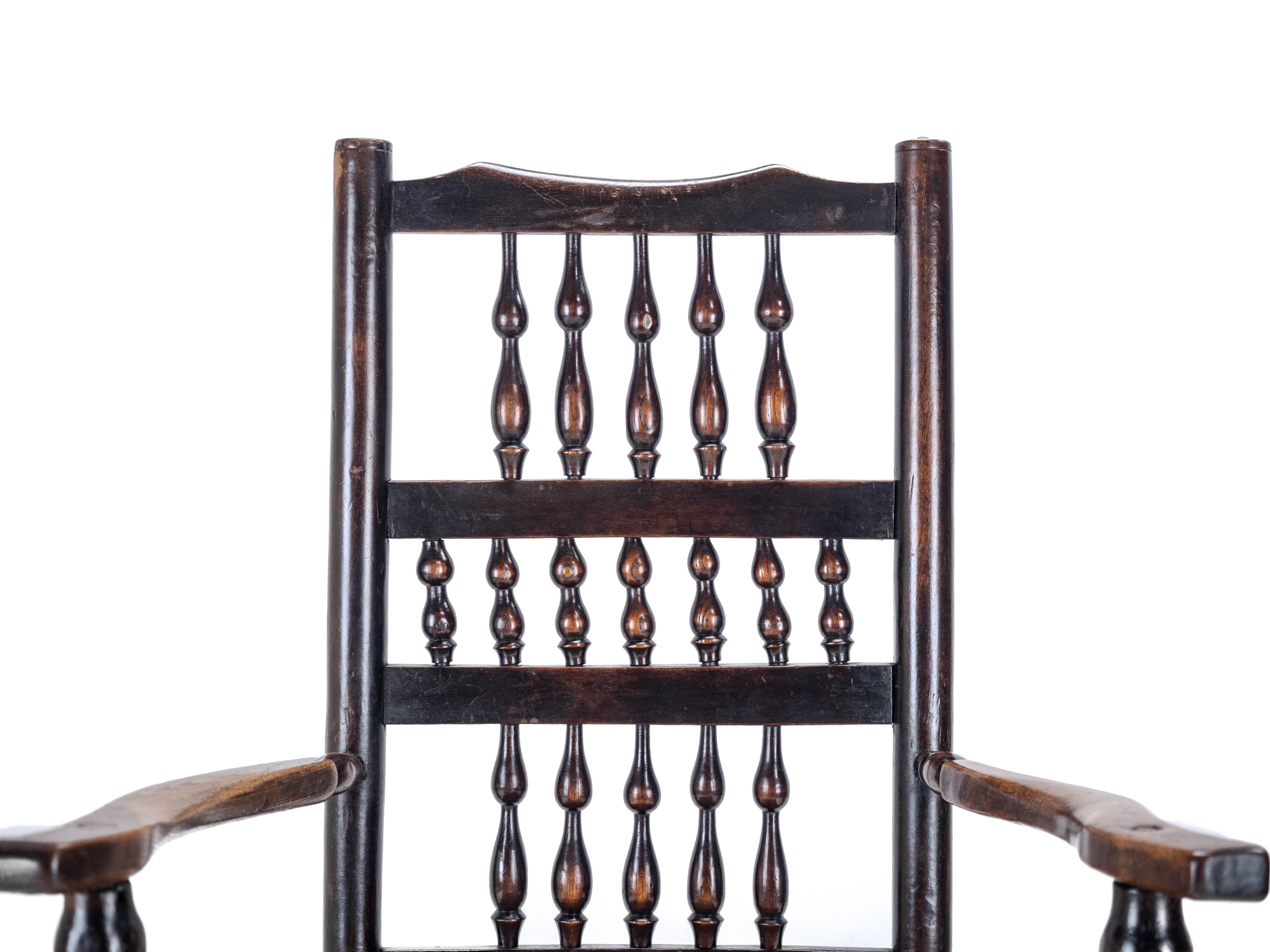 C.19 Olmo y Fresno Lancashire Asiento de junco Silla de codo de campo Sillón de tallista en venta 3