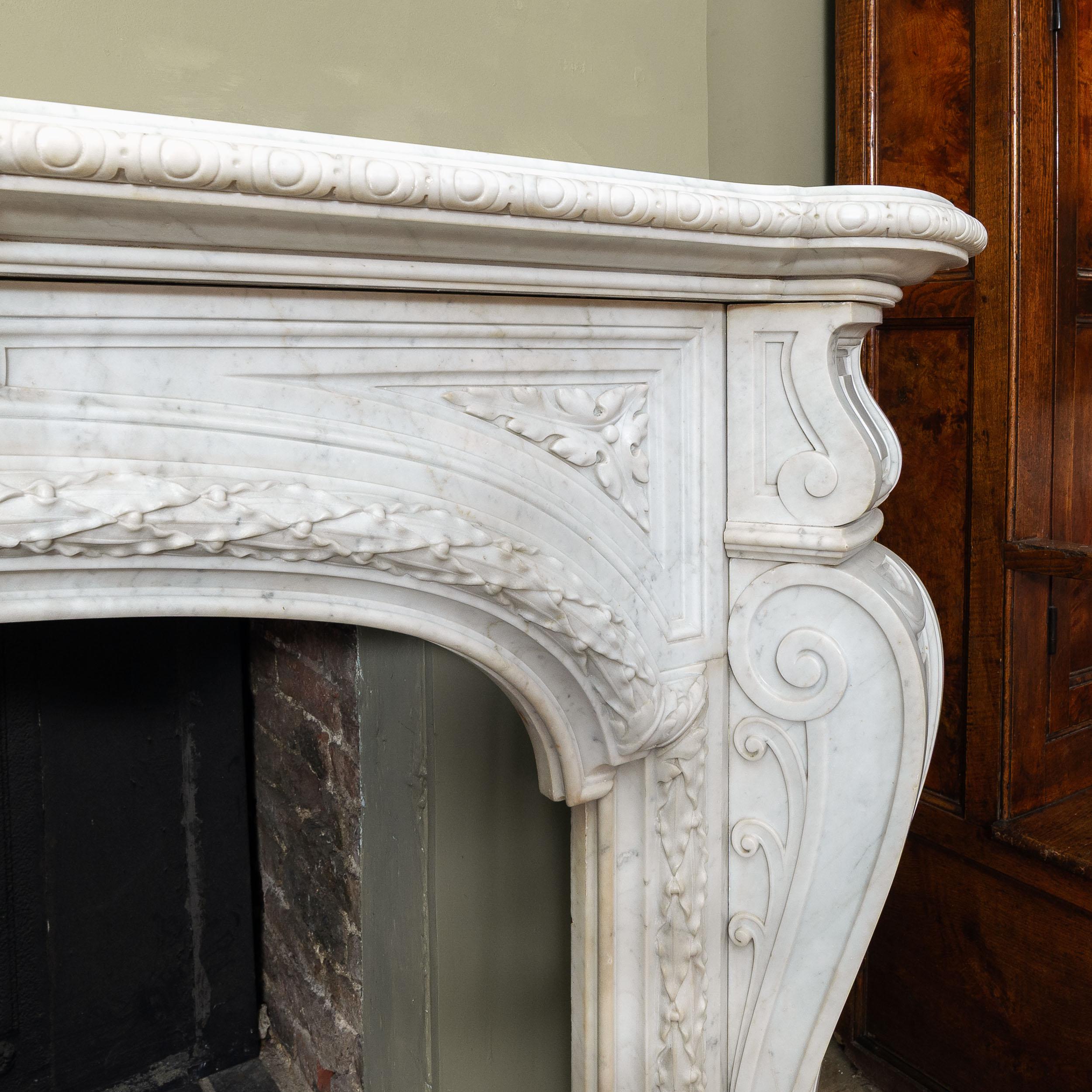 Cheminée victorienne anglaise du 19e siècle en marbre de Carrare, de style français en vente 4