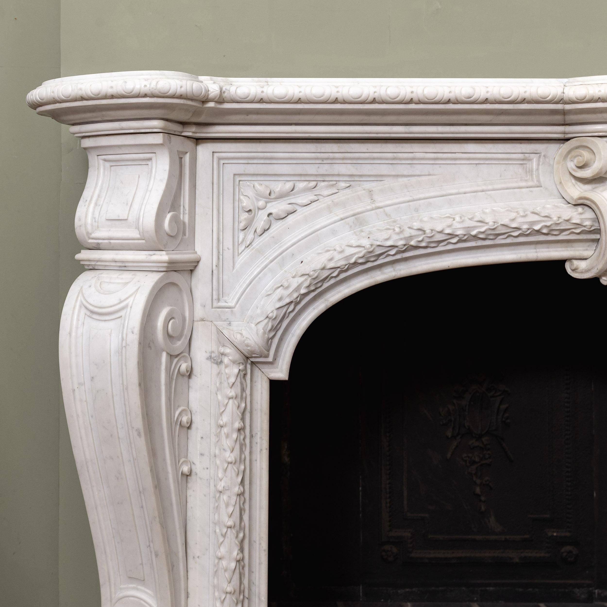 Cheminée victorienne anglaise du 19e siècle en marbre de Carrare, de style français en vente 6