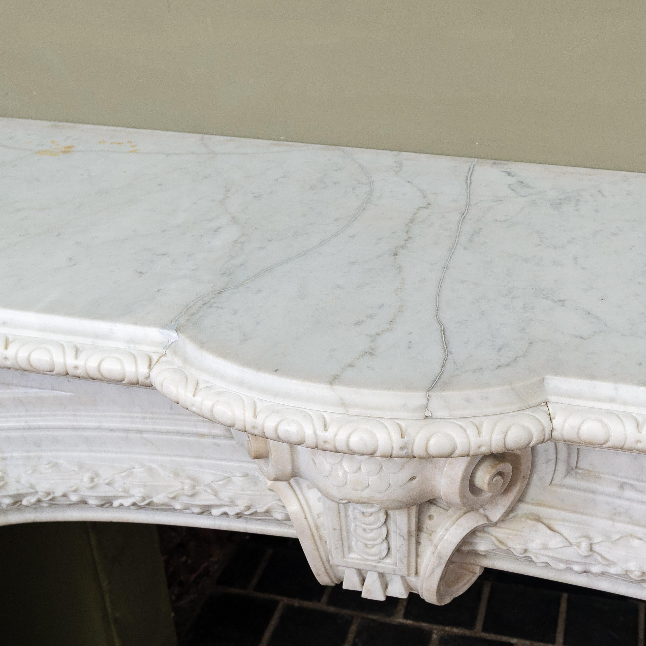 Cheminée victorienne anglaise du 19e siècle en marbre de Carrare, de style français en vente 8