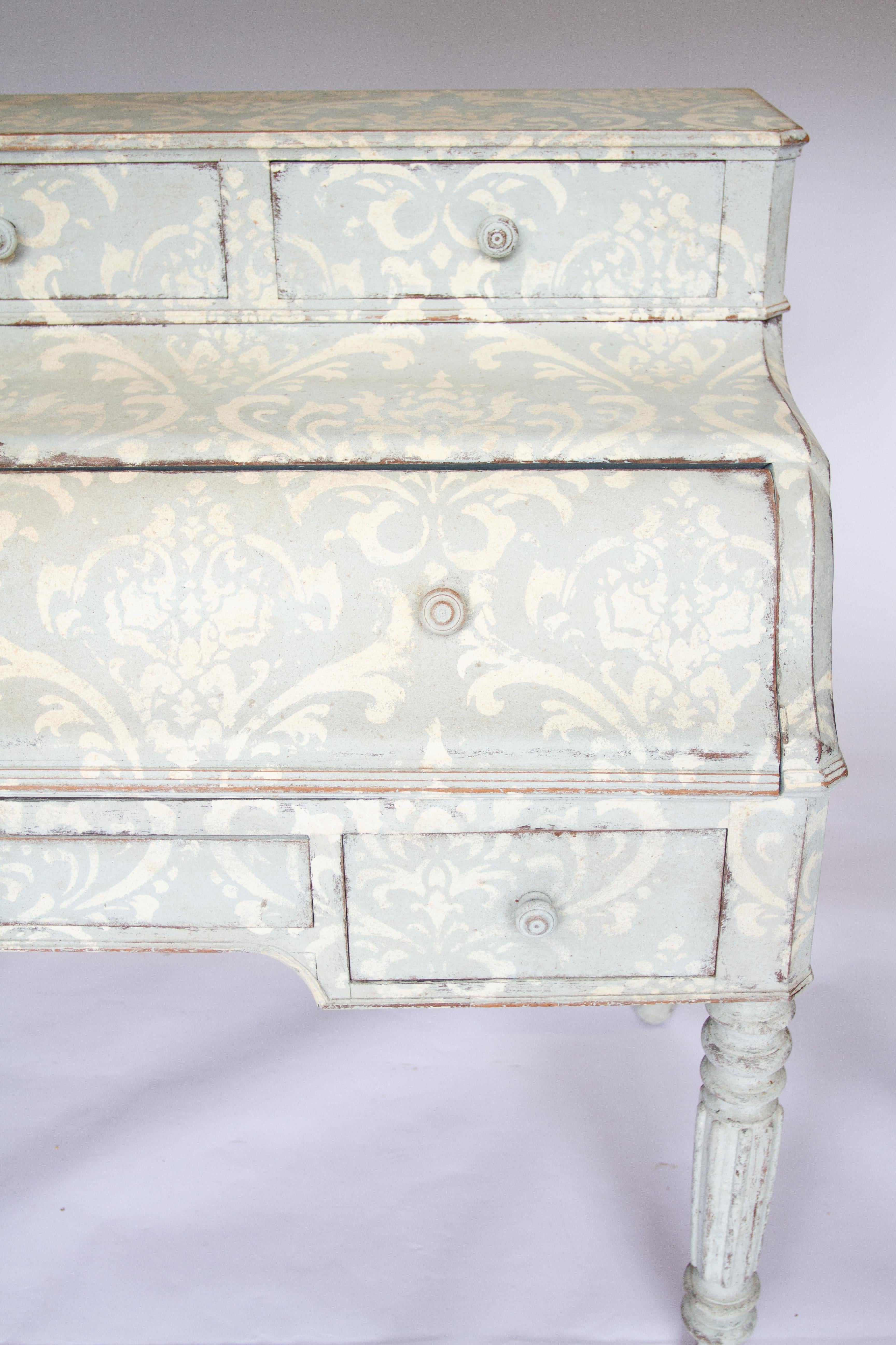 Escritorio cilíndrico europeo pintado del siglo XIX 
Crema con decoración de estarcido azul. 
Recientemente repintado con pintura casi original
Que estaba muy angustiada
3 cajones en la parte superior, 
Forma Cilíndrica Caída, se extrae y se