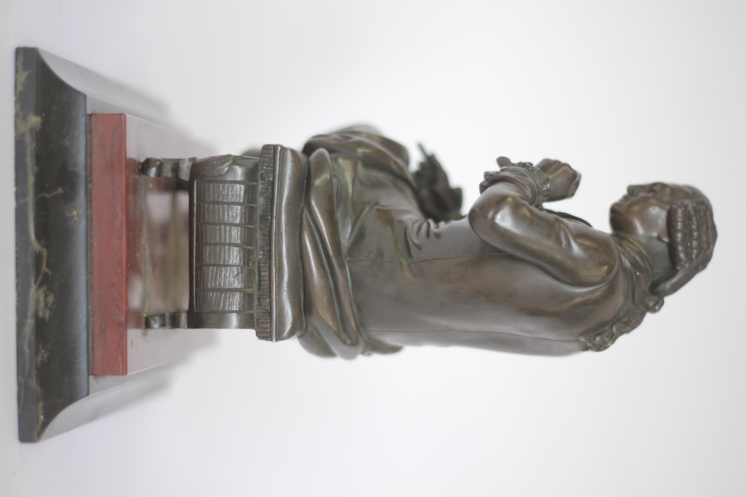 Figura di bronzo francese del 19° secolo di un gentiluomo
Seduto su uno sgabello a riflettere profondamente
ottima qualità della colata buoni dettagli
Sgabello rococò del 19° secolo
Base in marmo della piattaforma rossa, in cima a 
Bordo curvo
Base