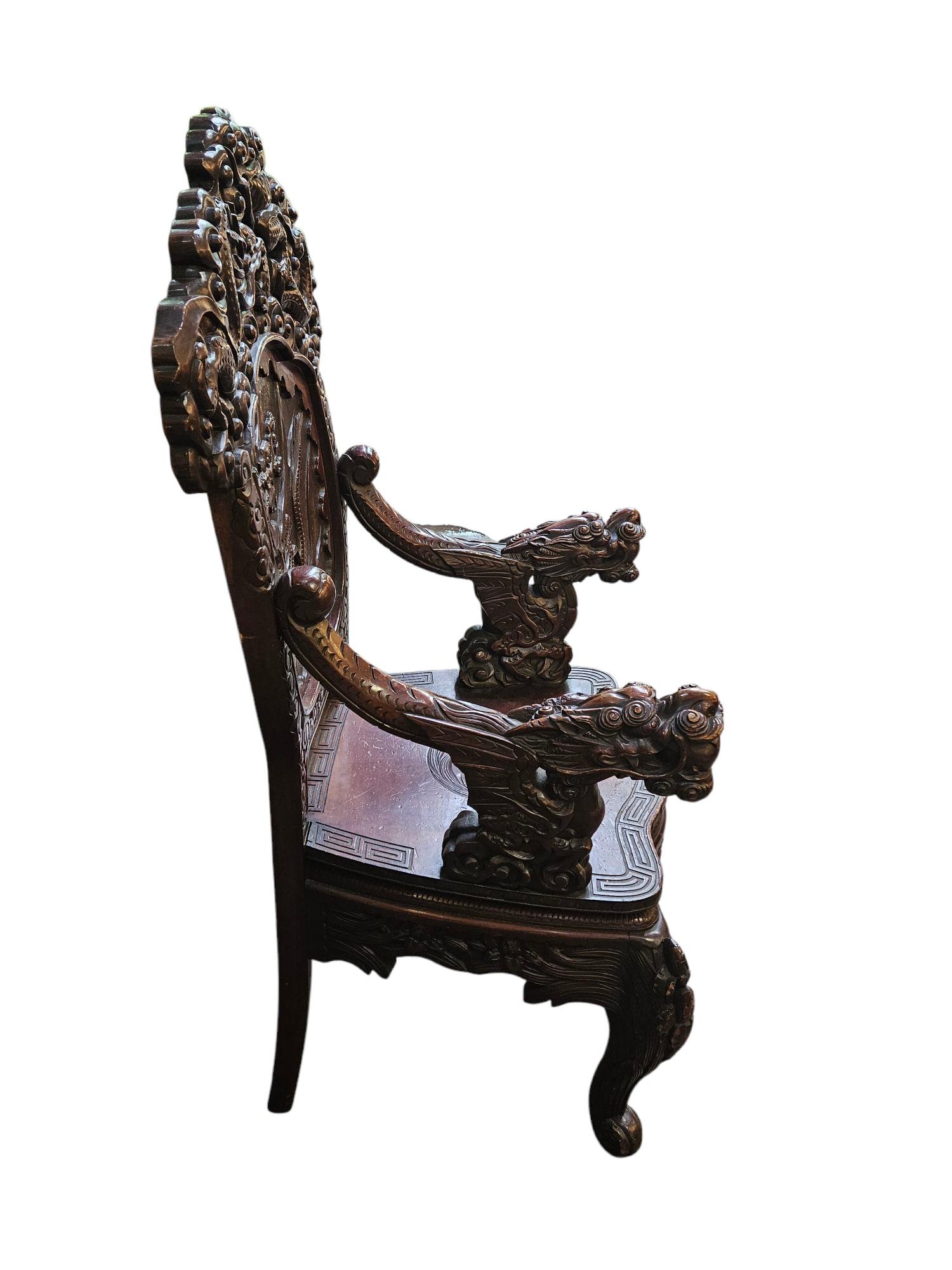 Chaise à trône japonaise très décorative
Toutes les pièces sont sculptées à la main et le dos et les jambes sont ornés d'un dragon.
Années 1880