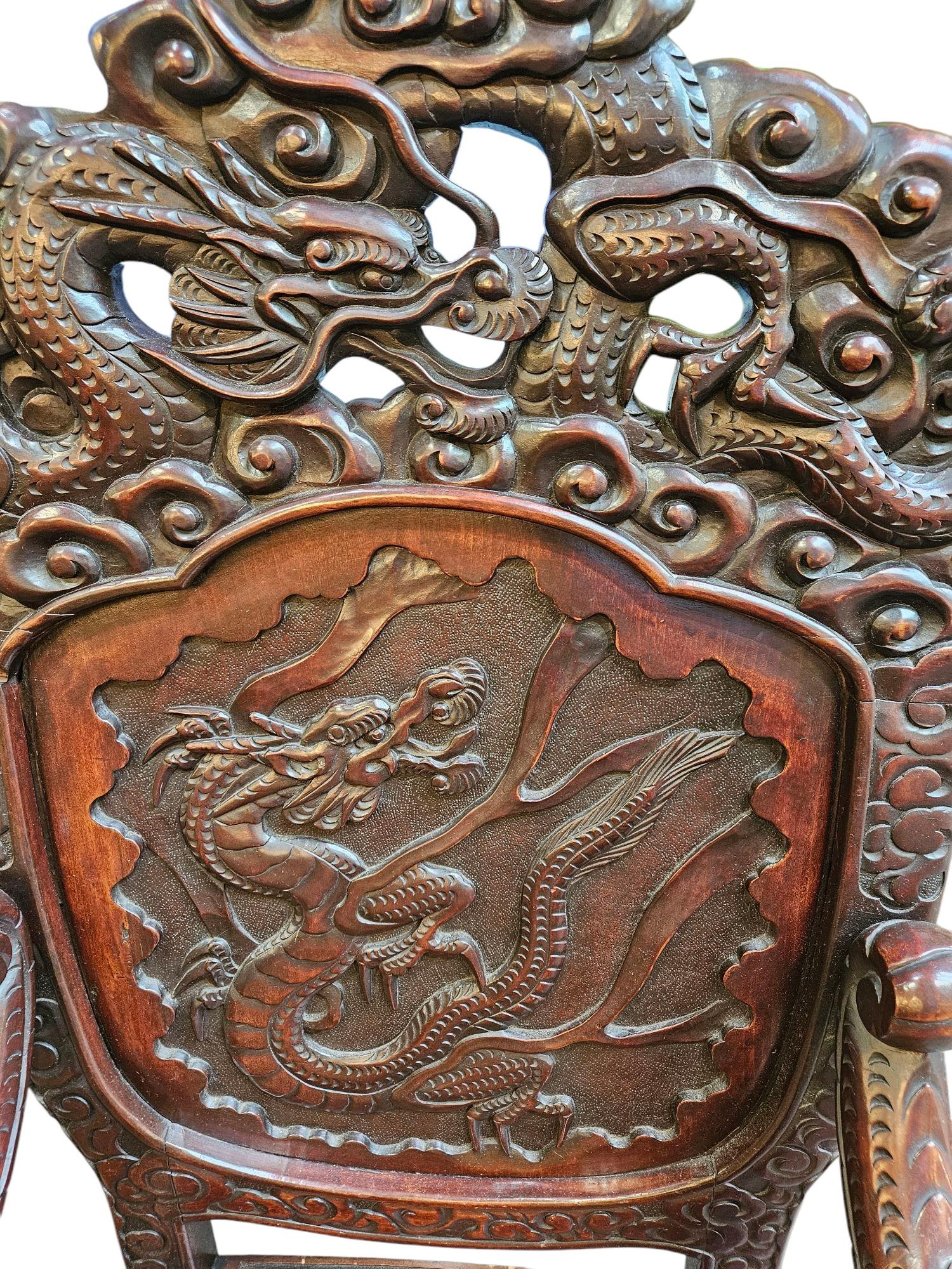 Japonais Chaise à trône japonaise du 19e siècle sculptée à la main en vente