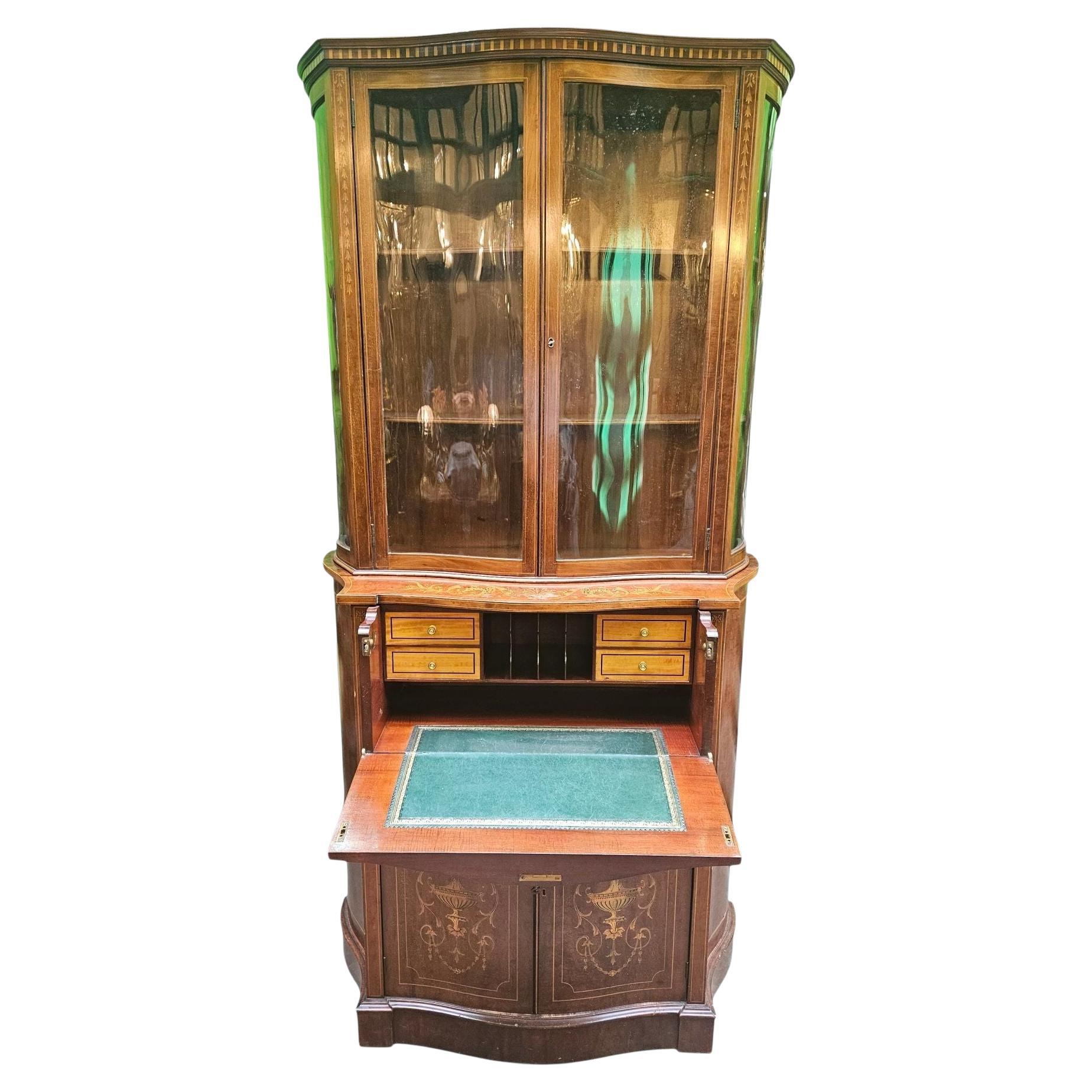 Magnifique bibliothèque à secret en acajou marqueté
Panneaux de forme agréable
Décoration florale incrustée
Le tiroir se tire et s'abaisse
Un intérieur bien aménagé
