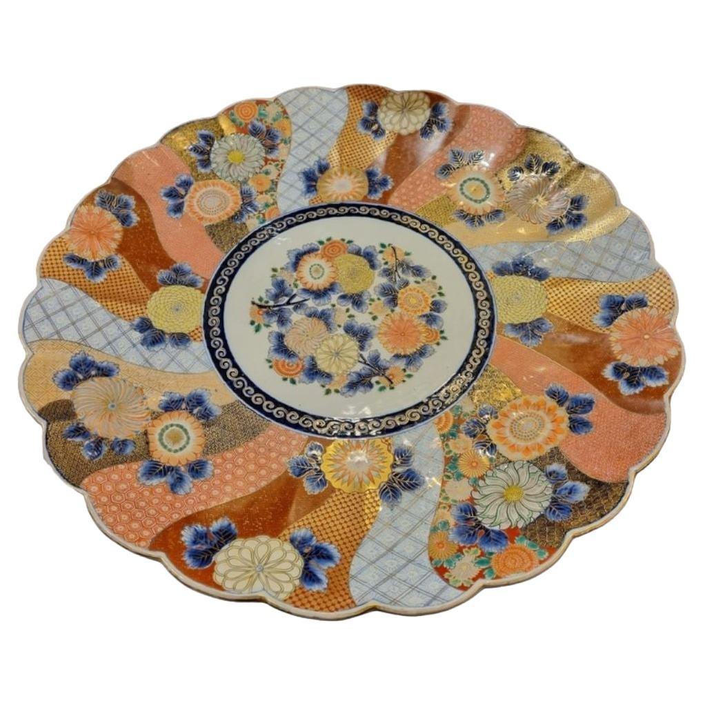 Large C19th Japanese Scalloped Edge Imari Charger For Sale