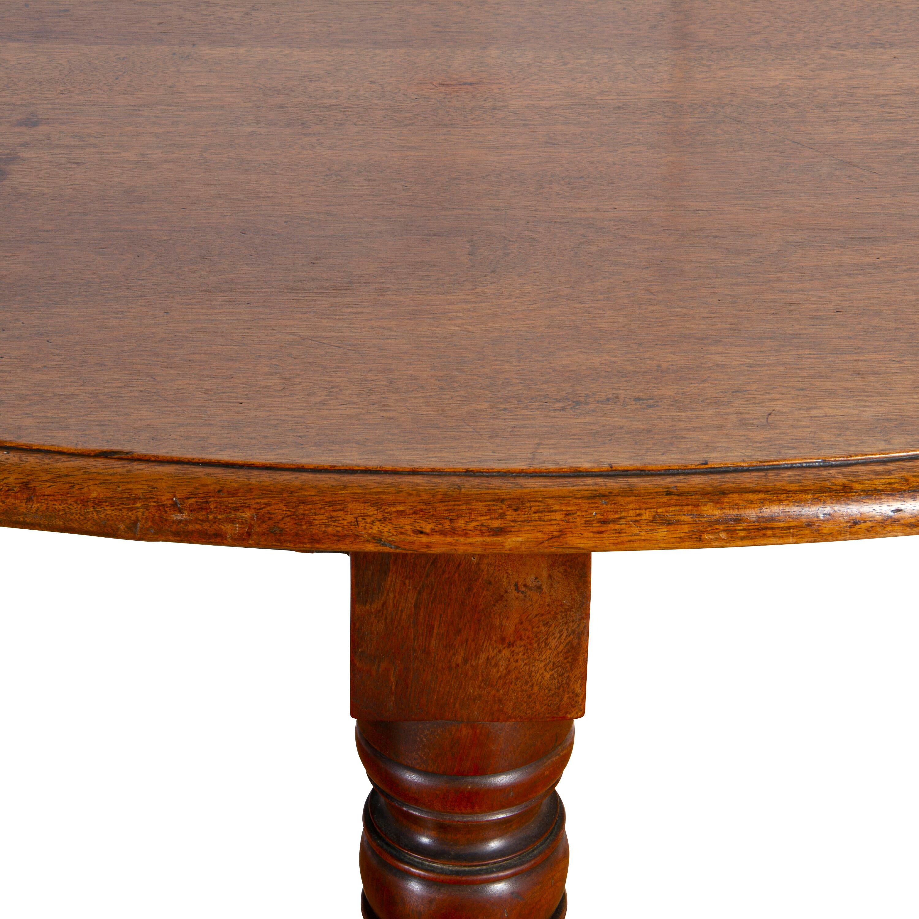 Autre Grande table ronde du 19e siècle en vente