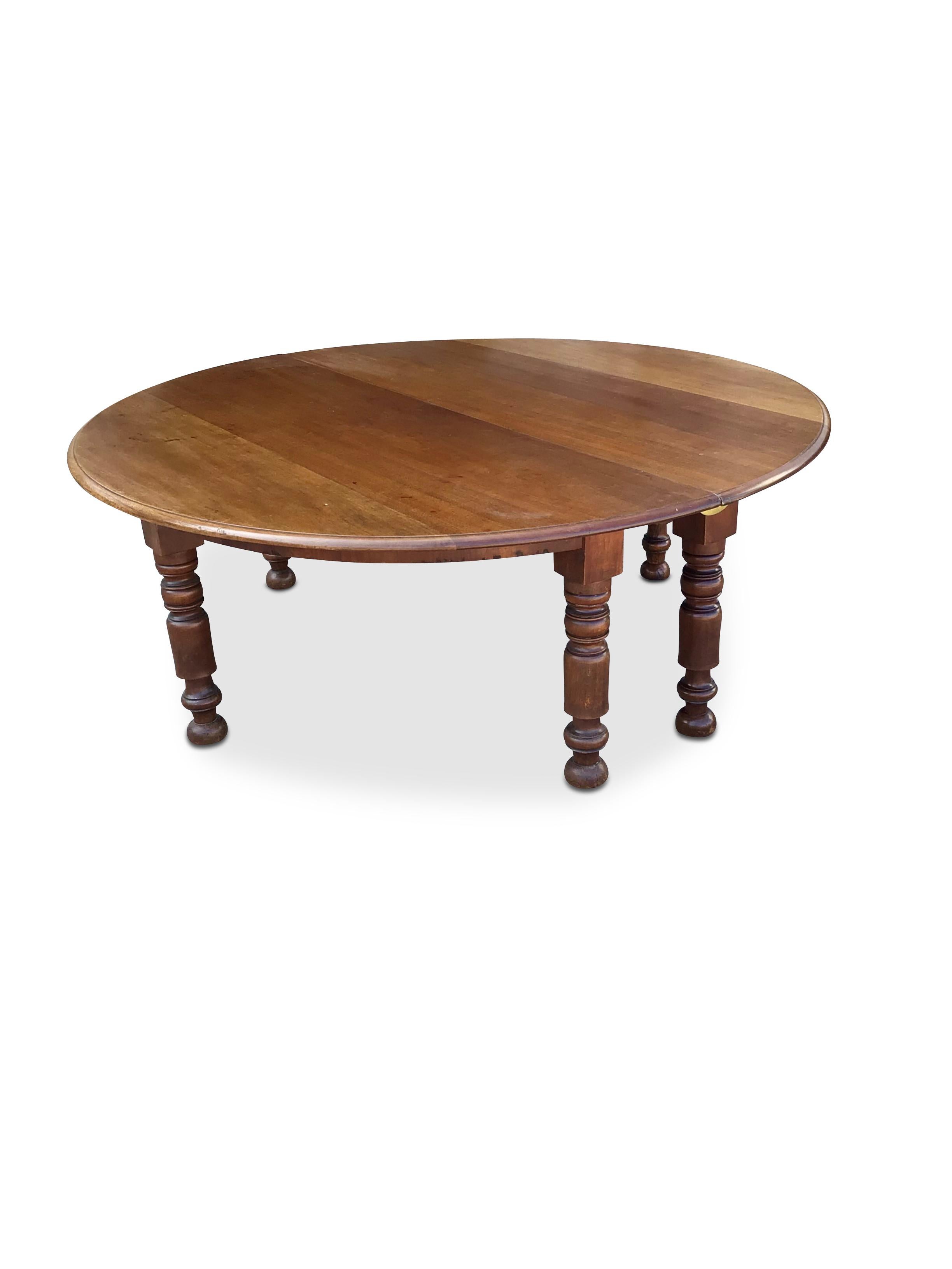 Walnut C19th large round table For Sale