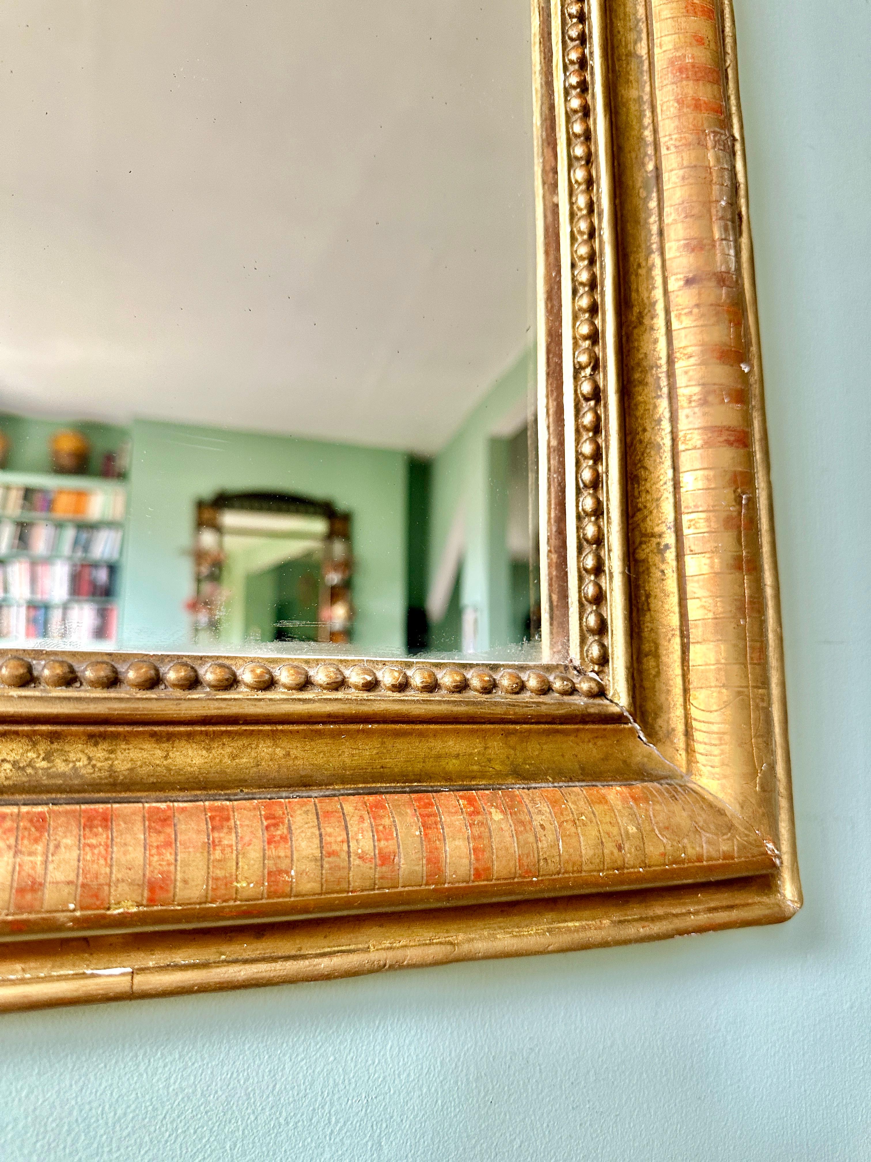 Milieu du XIXe siècle Miroir mural Louis Philippe du 19e siècle doré à plateau arqué en vente