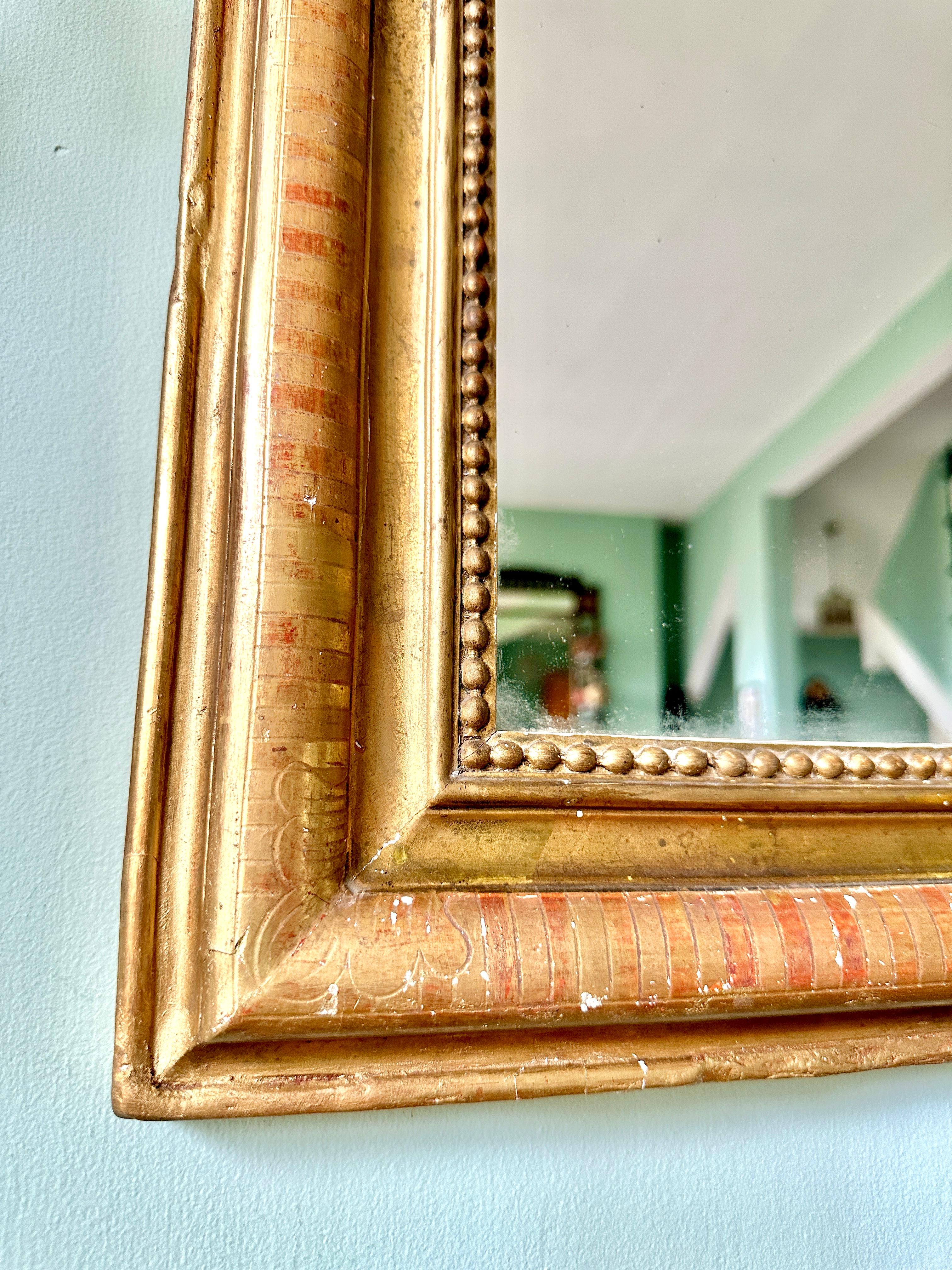 Miroir mural Louis Philippe du 19e siècle doré à plateau arqué en vente 2