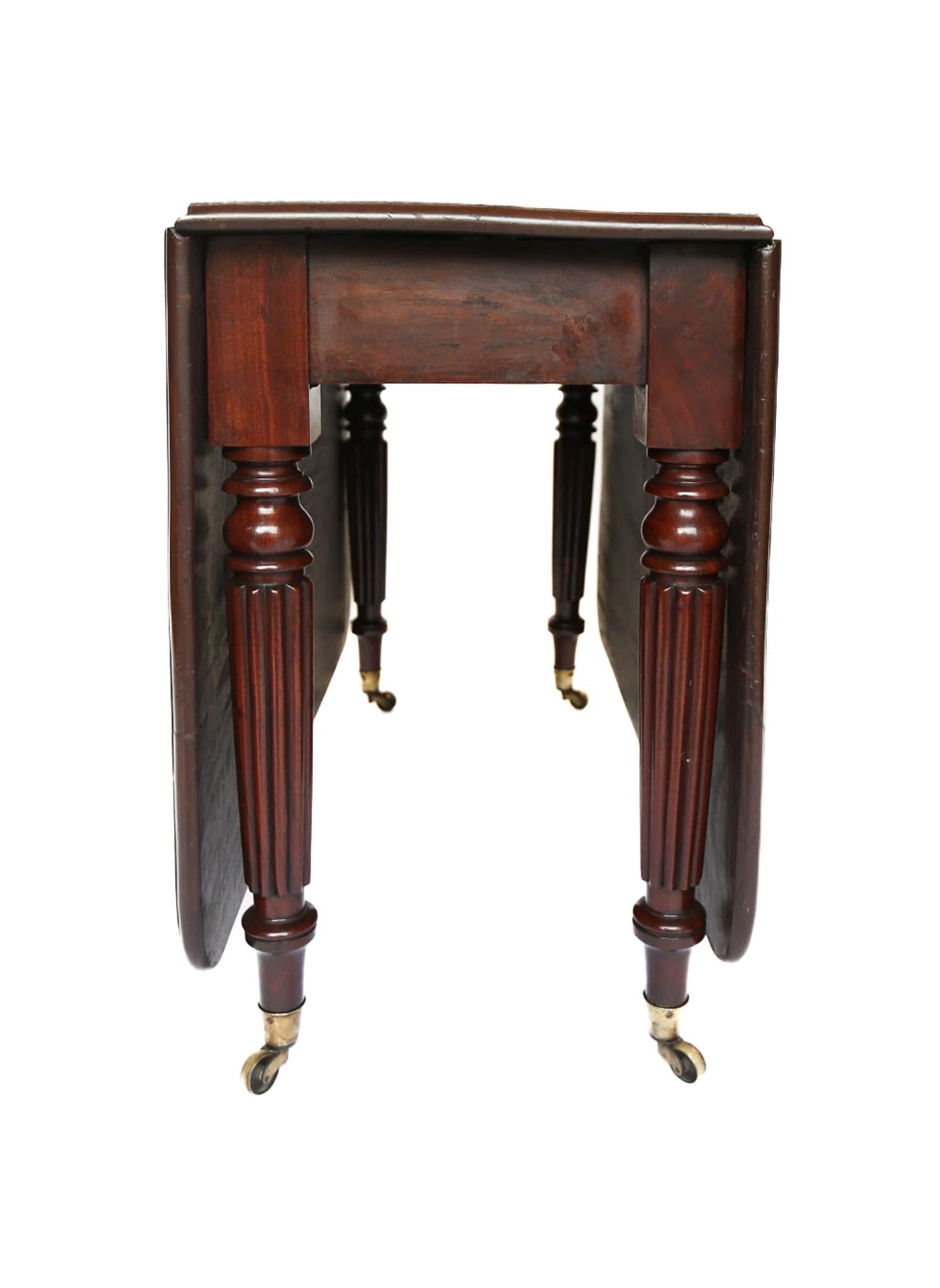 Polished C19th Mahogany Reeded Leg Drop leaf Dining table For Sale