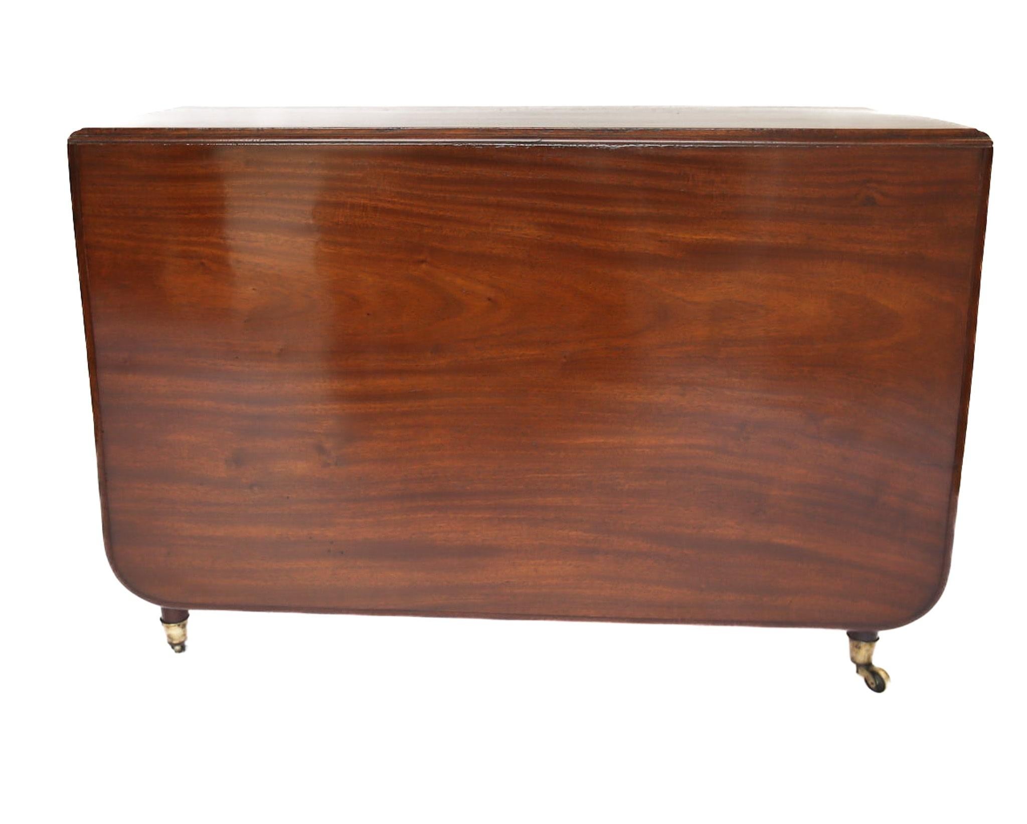 C19th Mahogany Reeded Leg Drop leaf Dining table In Good Condition For Sale In Dereham, GB