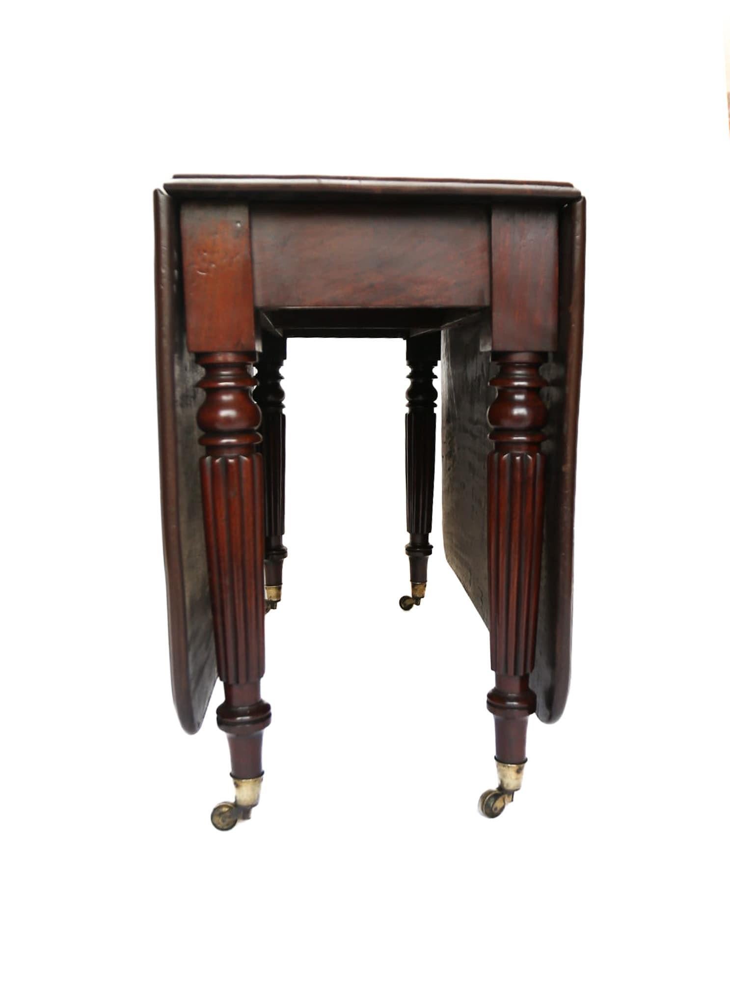 Mid-19th Century C19th Mahogany Reeded Leg Drop leaf Dining table For Sale