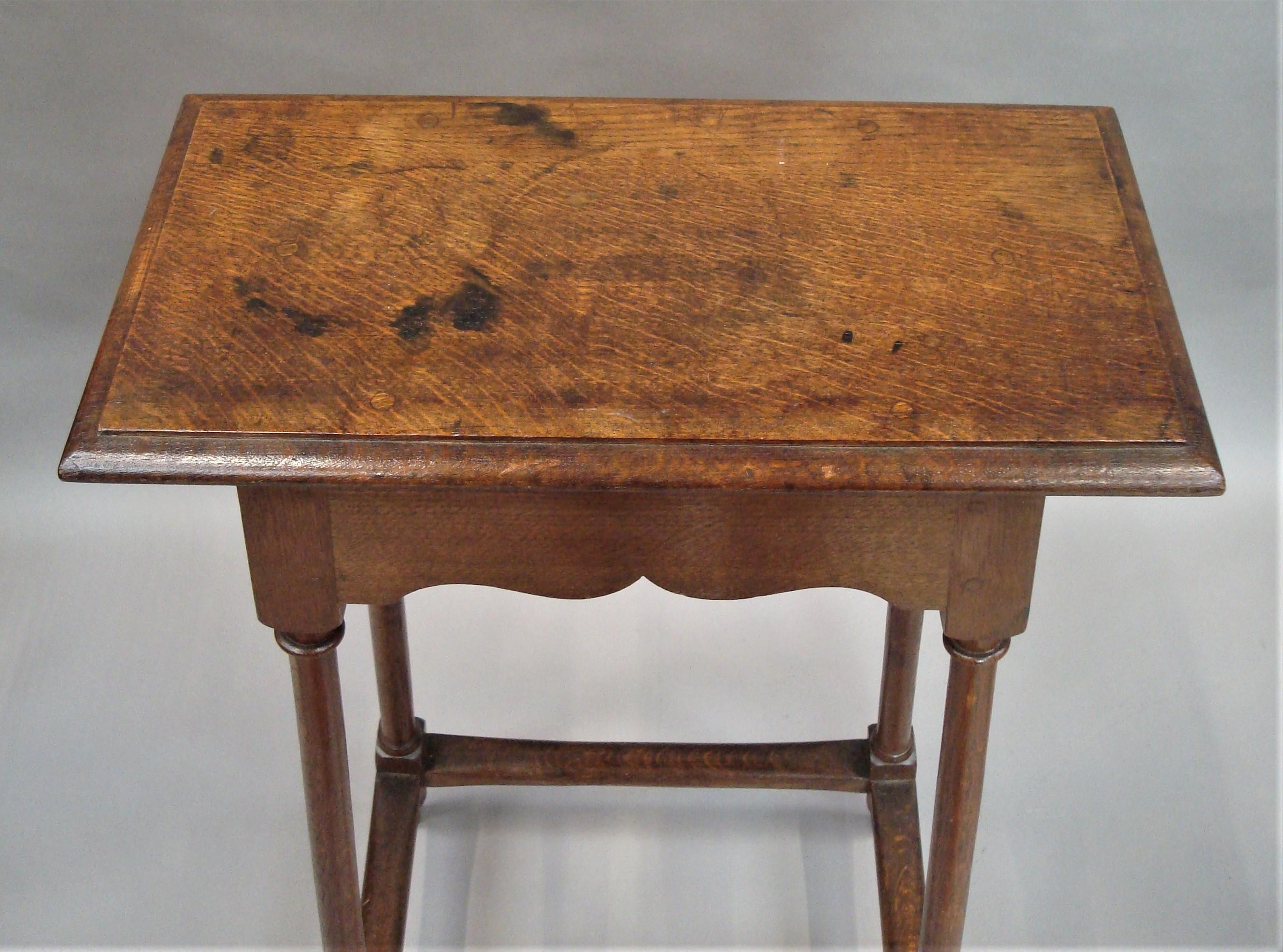 19th Century Pair of Oak Tables/Stands (Poliert) im Angebot