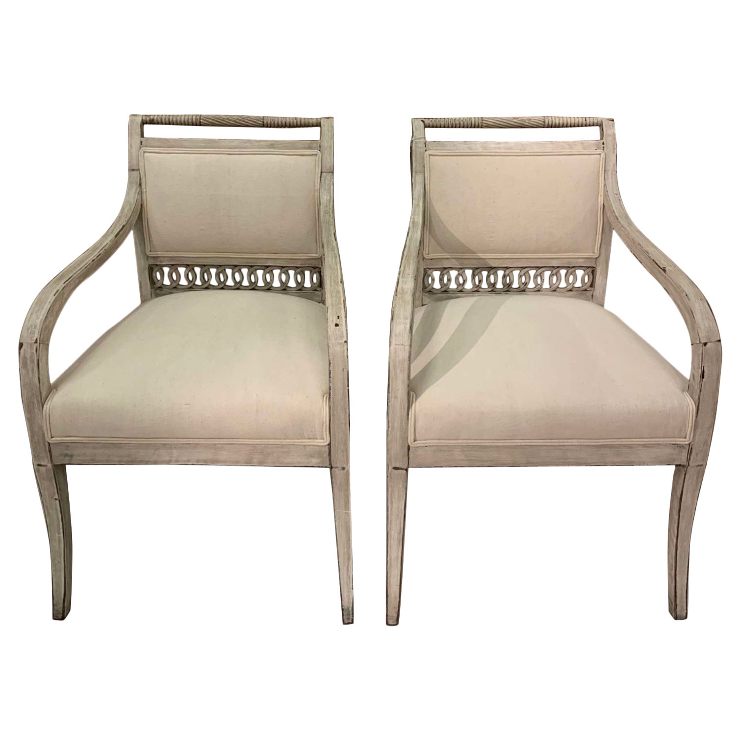 Pareja de sillones suecos del siglo XIX con detalles decorativos calados en venta