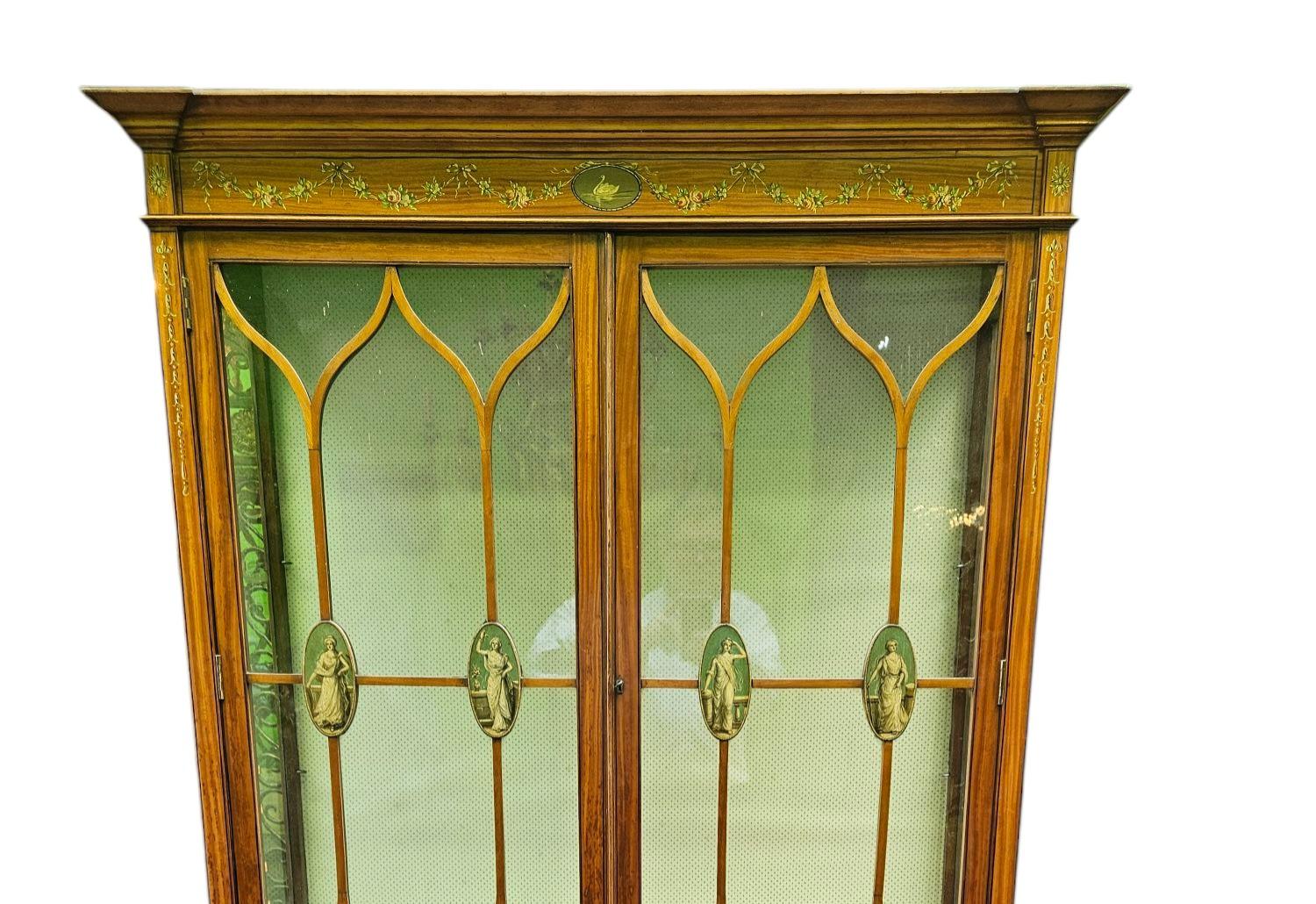 Un bellissimo mobile da esposizione vittoriano in legno di raso
Intaglio delicato e complicato
Belle porte con vetri a vista con barre di vetro Astragal
L'interno è composto da  sugli scaffali allineati
Decorazione floreale dipinta a mano
Date C1880