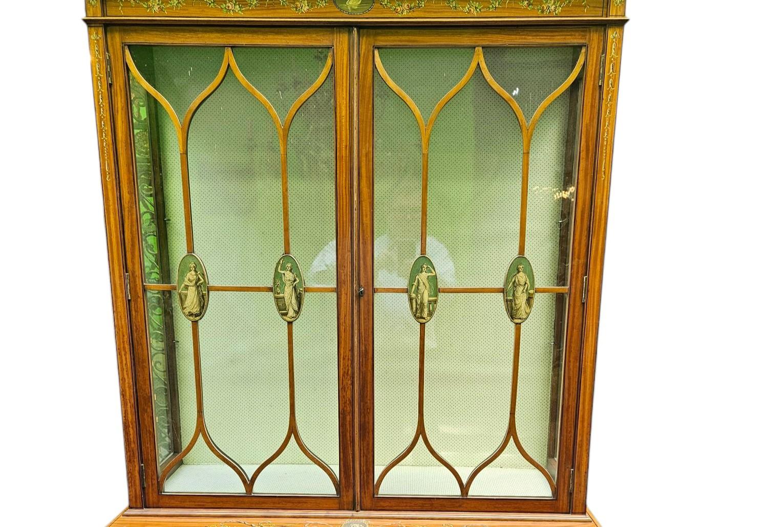 Inglese Un raffinato mobile da esposizione vittoriano in legno di raso in vendita
