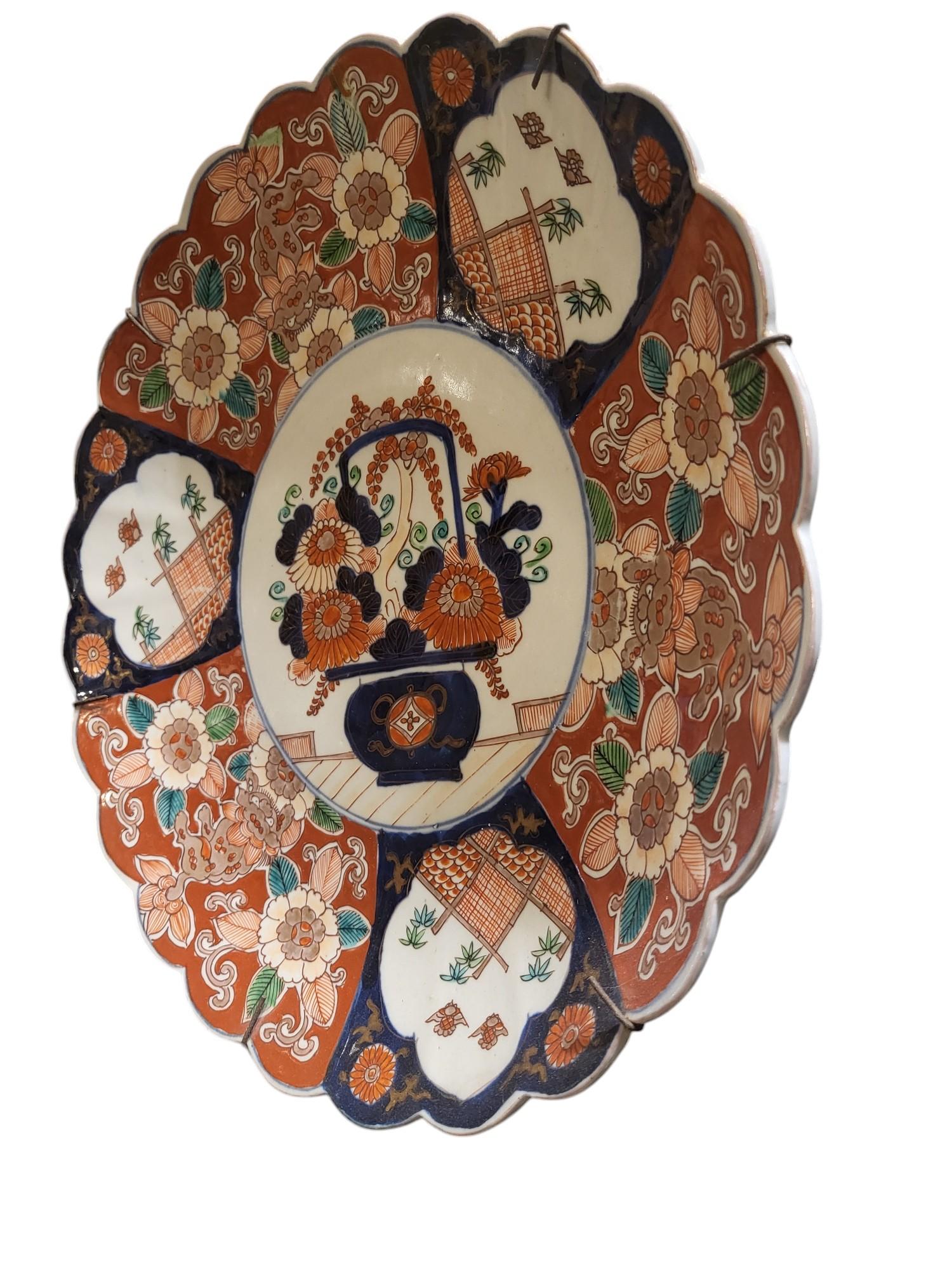 Un raffinato esempio di caricatore Imari del 19° secolo
Bella colorazione vivace e tecnica di smaltatura, bella forma smerlata
Buona dimensione 14,5 di diametro
